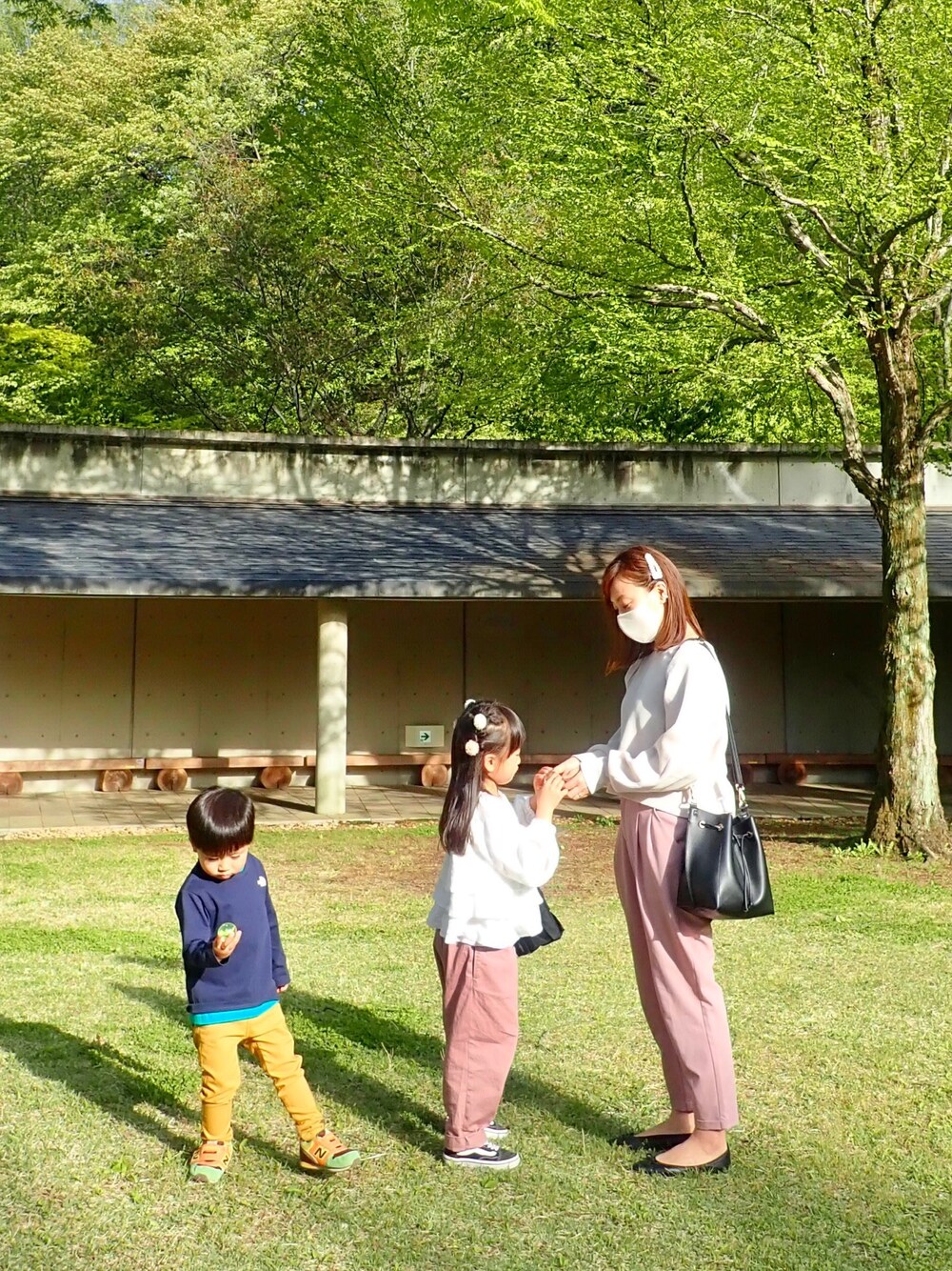「主役はカラーパンツ、カラーパンツ、ピンク、マスタード、Branshes、THE NORTH FACE、リンクコーデ、親子コーデ、休日スタイル、スニーカー」｜「HAKKA KIDSの楊柳ローンレース長袖ブラウス（シャツ/ブラウス、ホワイト系）」を使った、hmyさん（キッズ・120cm）の春コーディネートの1枚目の写真
