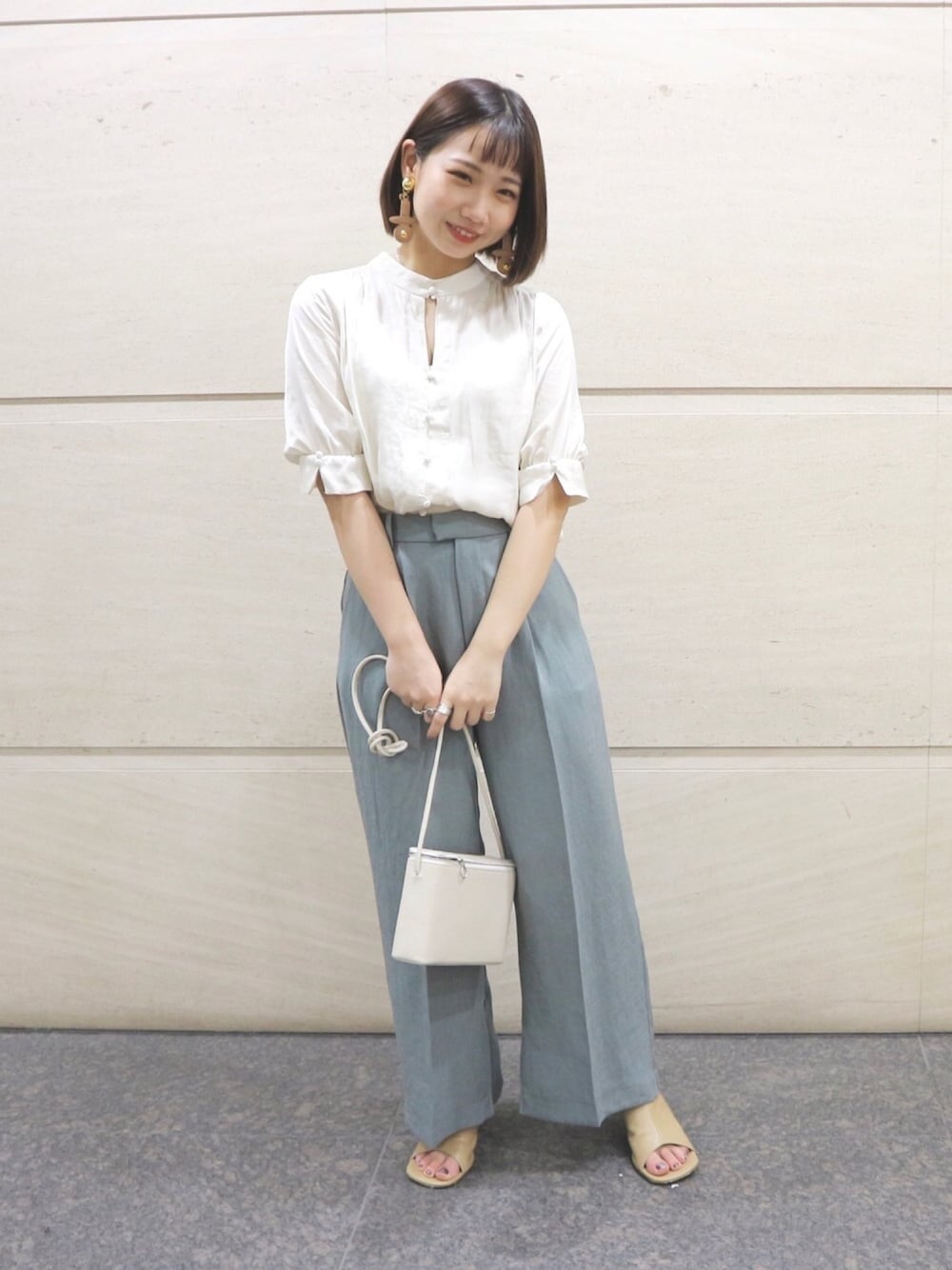 ホワイト系のシャツ/ブラウス、グリーン系のその他パンツ、ベージュ系のシューズを着用したレディースの春コーディネートの1枚目の写真