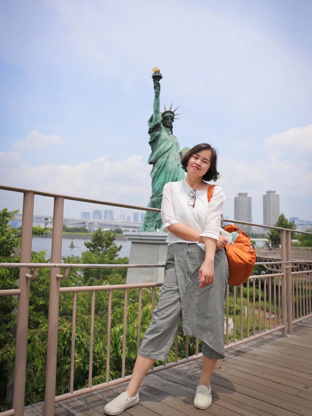 「ootd、日系极简、休闲、复古、基础款、白T、盐系风格、黑白搭配、阿美咔叽」｜「VANSのアイテム（ローファー、ホワイト系）」を使った、九降风 さん（レディース・168cm）の夏コーディネートの1枚目の写真