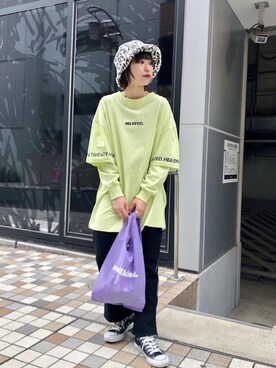 「アイテム（エコバッグ/サブバッグ、パープル系）」を使った、神谷 晶紀子さん（レディース・158cm）の冬コーディネート