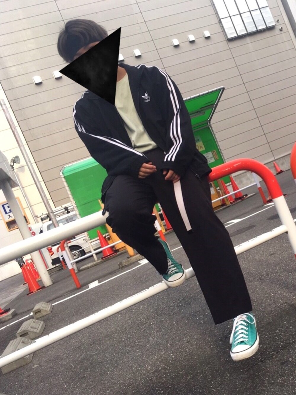 「夏コーデ、ビッグシルエット、ワイドパンツ、アディダス、コンバース、古着MIX、おしゃれさんと繋がりたい、ストリートMIX、美容学生、ヘアバンド」｜「CONVERSEのユニセックス コンバース スエード オールスター CONVERSE SUEDE ALL STAR COLORS R OX 32158366/32158363/32158369（スニーカー、グリーン系）」を使った、そーたさん（メンズ・170cm）の夏コーディネートの1枚目の写真
