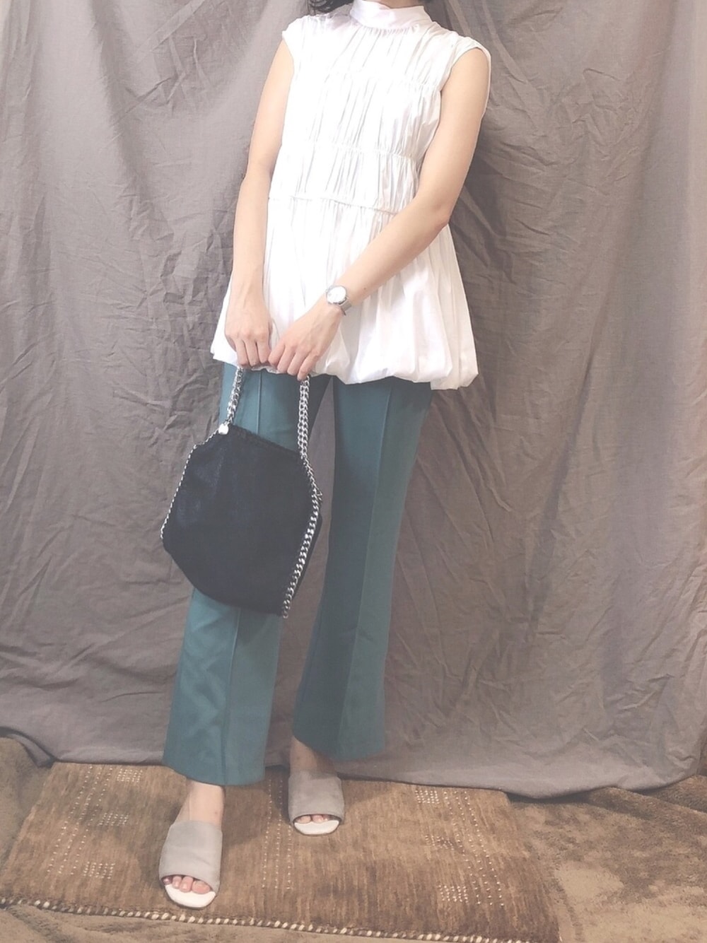 「大人カジュアル、夏コーデ、オトナ女子、きれいめコーディネート、くすみカラー、ノースリーブ、casual、ブラウス、センタープレス、Mila Owen」｜「Mila Owenのアイテム（パンツ、ブルー系）」を使った、👶🍼さん（レディース・164cm）の夏コーディネートの1枚目の写真