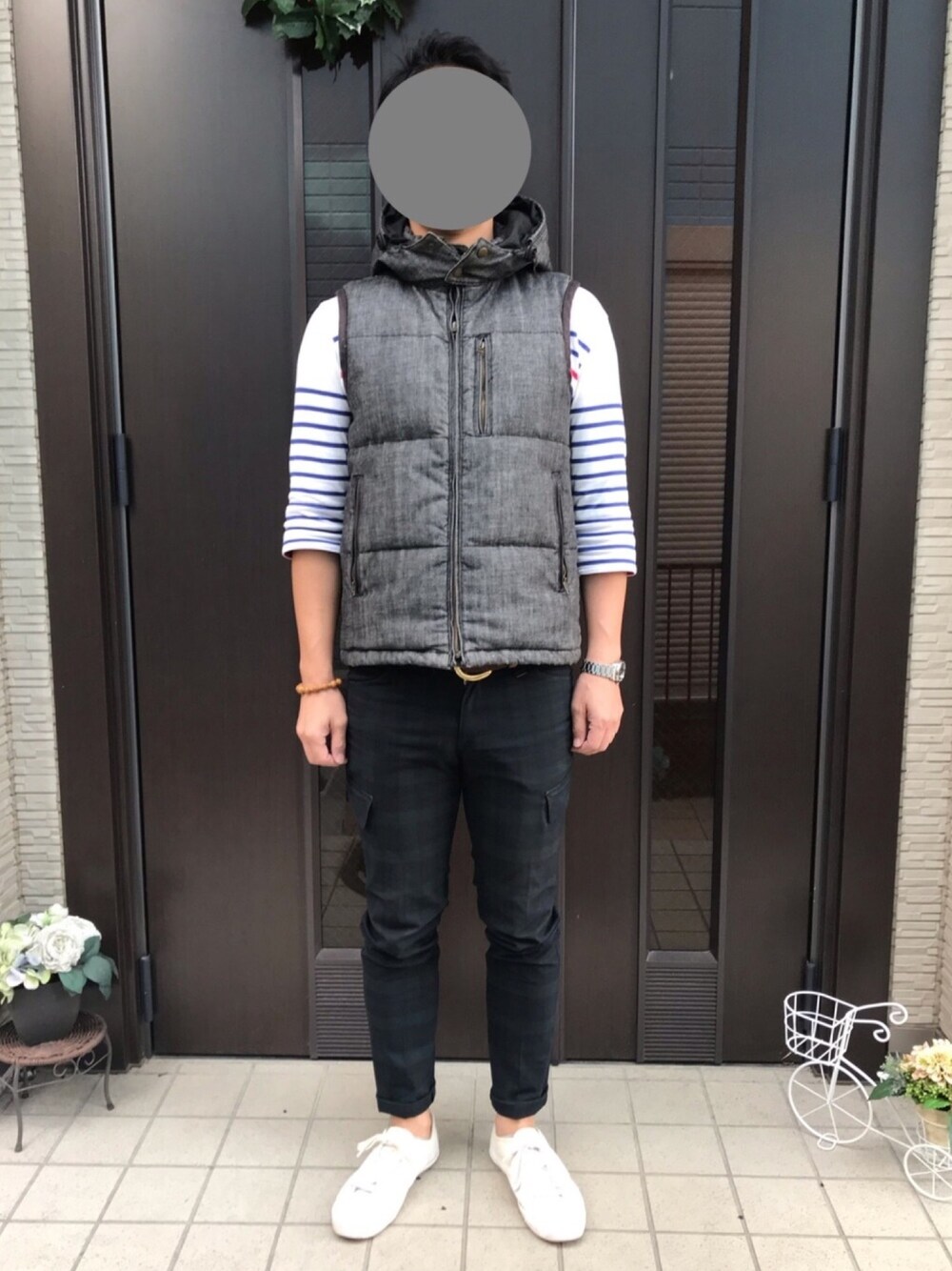 「シンプル、秋のコーデ、40代男性」｜「LACOSTEのアイテム（スニーカー、ホワイト系）」を使った、libertavillamark2さん（メンズ・180cm）の秋コーディネートの1枚目の写真