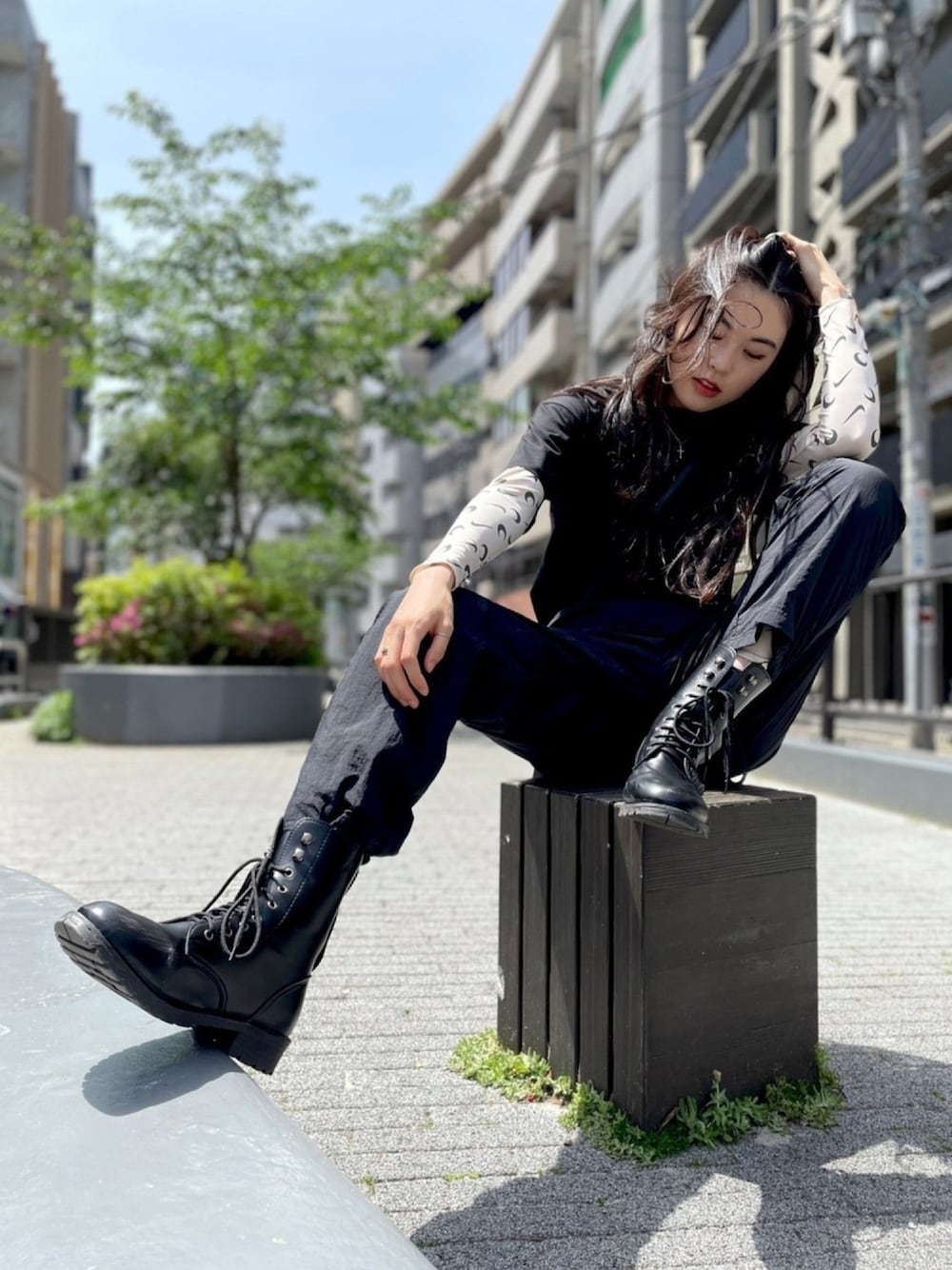 「お洒落さんとつながりたい、NIKE、原宿、休日スタイル、大人コーデ、パンツコーデ、ブーツスタイル、カジュアルコーデ、ストリート、マリーンセル」｜「MARINE SERRE × NIKEのアイテム（オールインワン・サロペット、ベージュ系）」を使った、ancorocorocoroさん（レディース・167cm）の春コーディネートの1枚目の写真