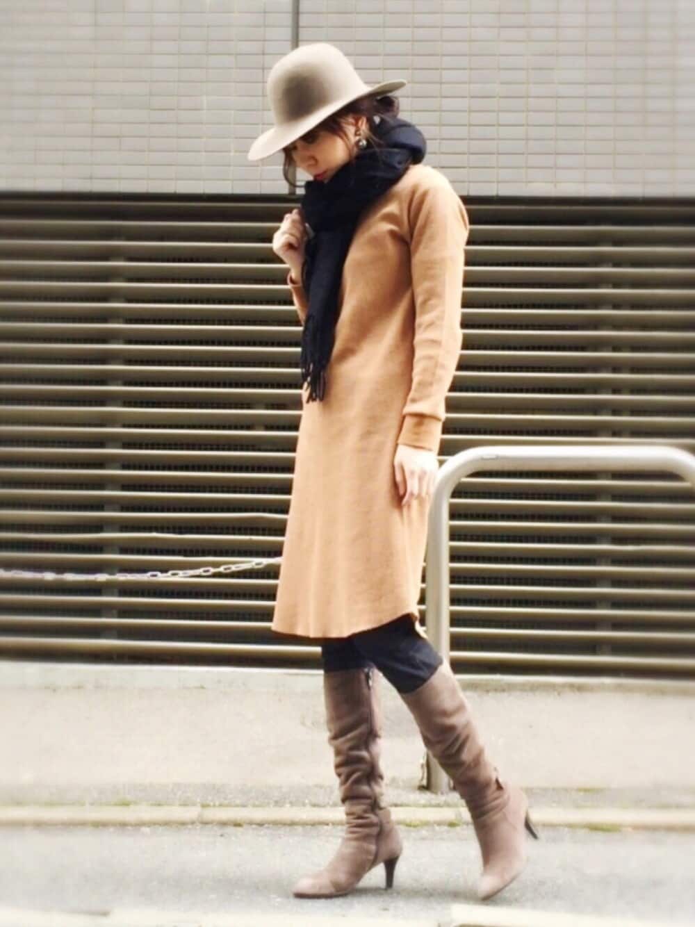 ベージュ系のワンピース、ブラウン系のブーツ、グレー系のその他パンツを着用したレディースの冬コーディネートの1枚目の写真