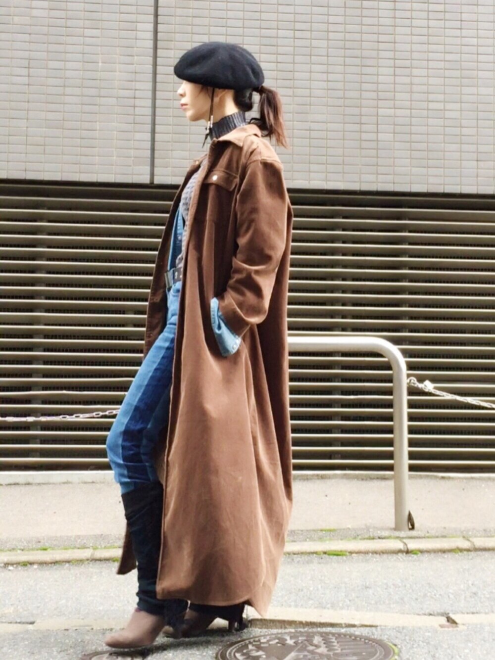 ブラウン系のシャツ/ブラウス、グレー系のトップス、ブルー系のシャツ/ブラウスを着用したレディースの冬コーディネートの1枚目の写真