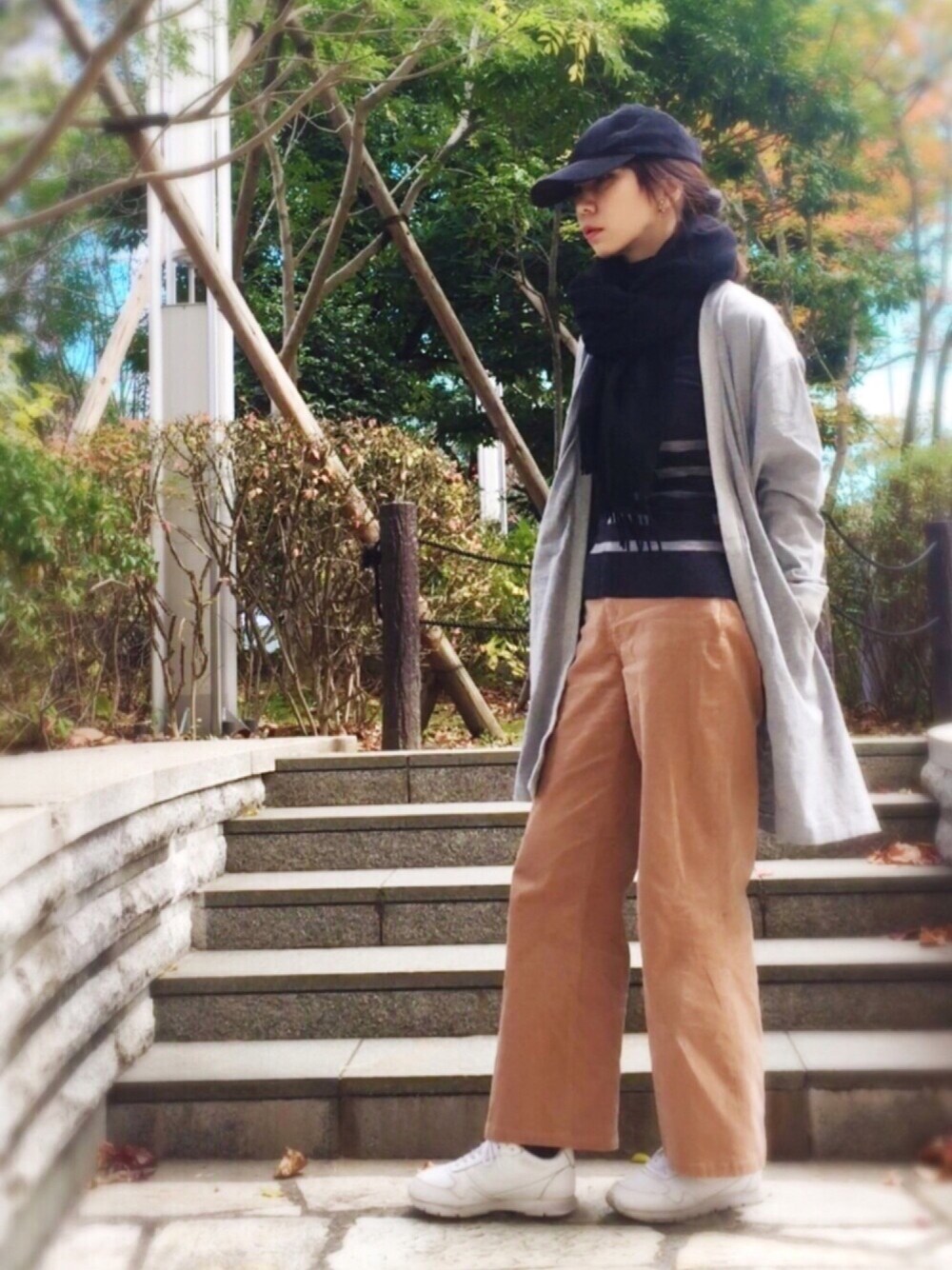 グレー系のジャケット/アウター、グレー系のニット/セーター、ベージュ系のその他パンツを着用したレディースの冬コーディネートの1枚目の写真