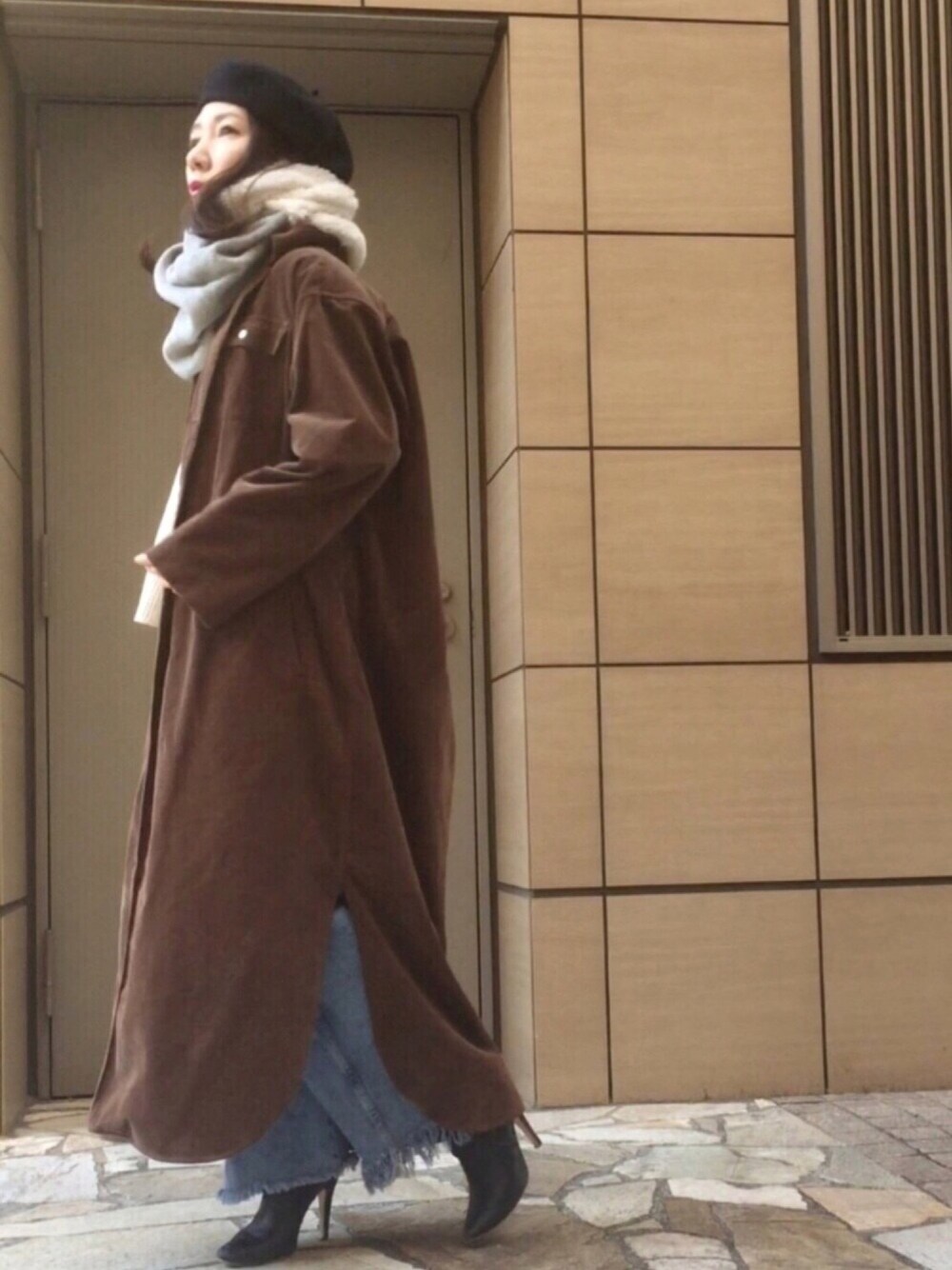 ブラウン系のシャツ/ブラウス、ベージュ系のTシャツ/カットソー、ブルー系のデニムパンツを着用したレディースの冬コーディネートの1枚目の写真