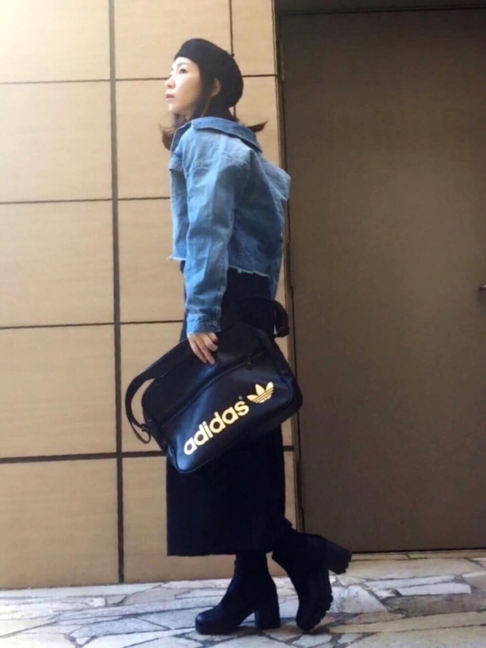 ブルー系のデニムジャケット、ブルー系のニット/セーター、ブラック系のその他パンツを着用したレディースの冬コーディネートの1枚目の写真