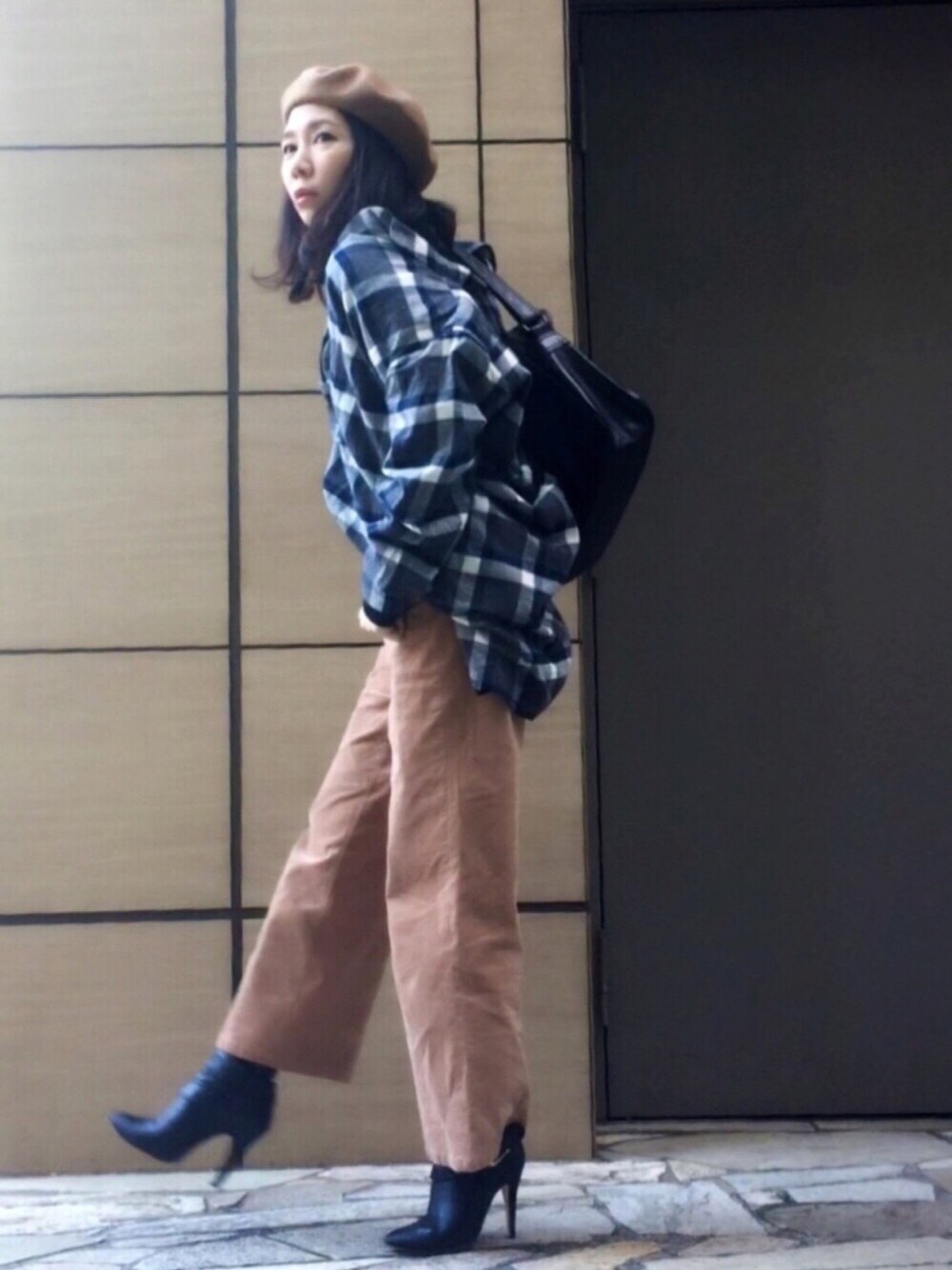 ブルー系のシャツ/ブラウス、ベージュ系のその他パンツ、ブラック系のショルダーバッグを着用したレディースの冬コーディネートの1枚目の写真