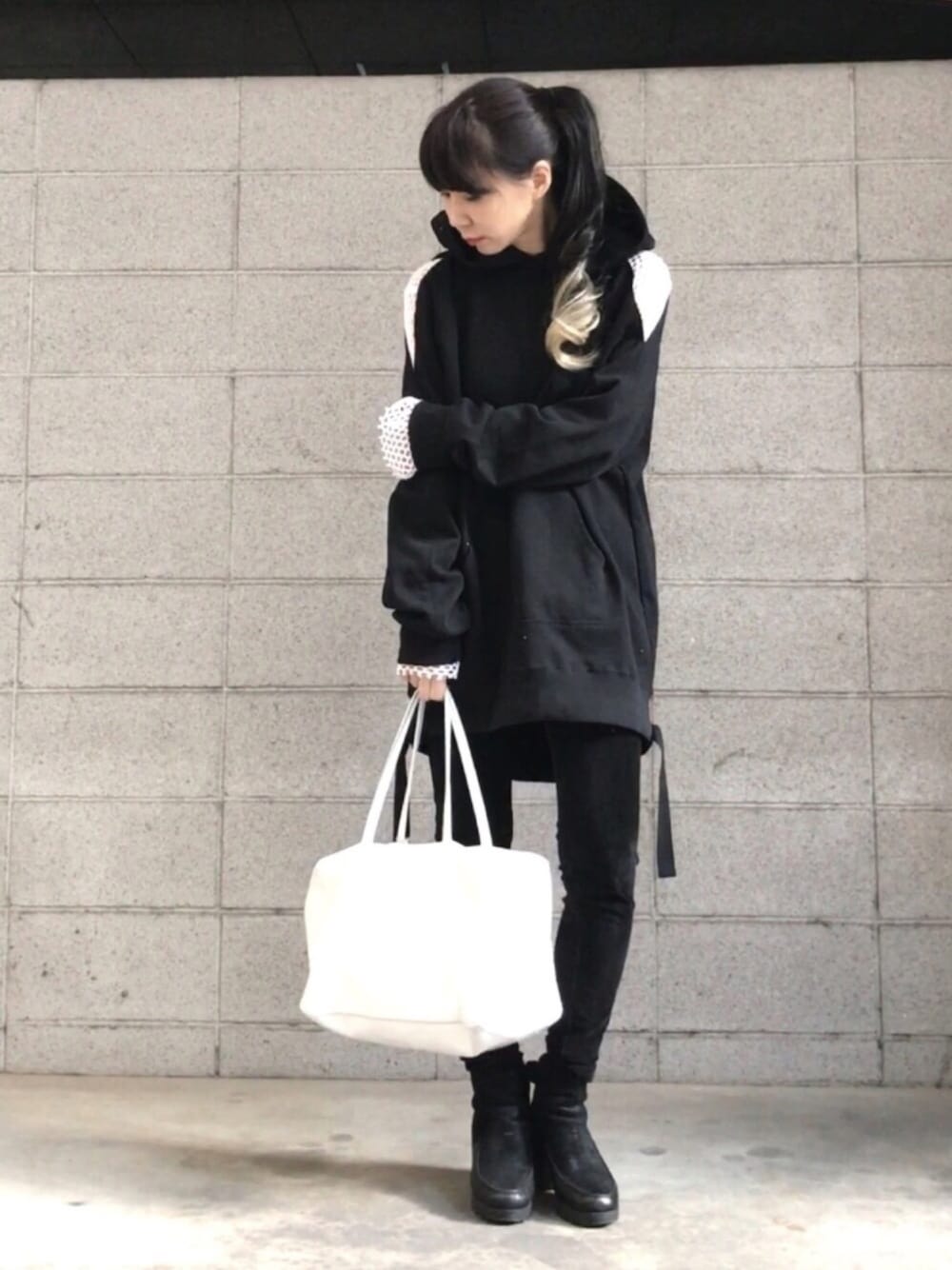 ブラック系のパーカー、ホワイト系のTシャツ/カットソー、ブラック系のその他パンツを着用したレディースの春コーディネートの1枚目の写真