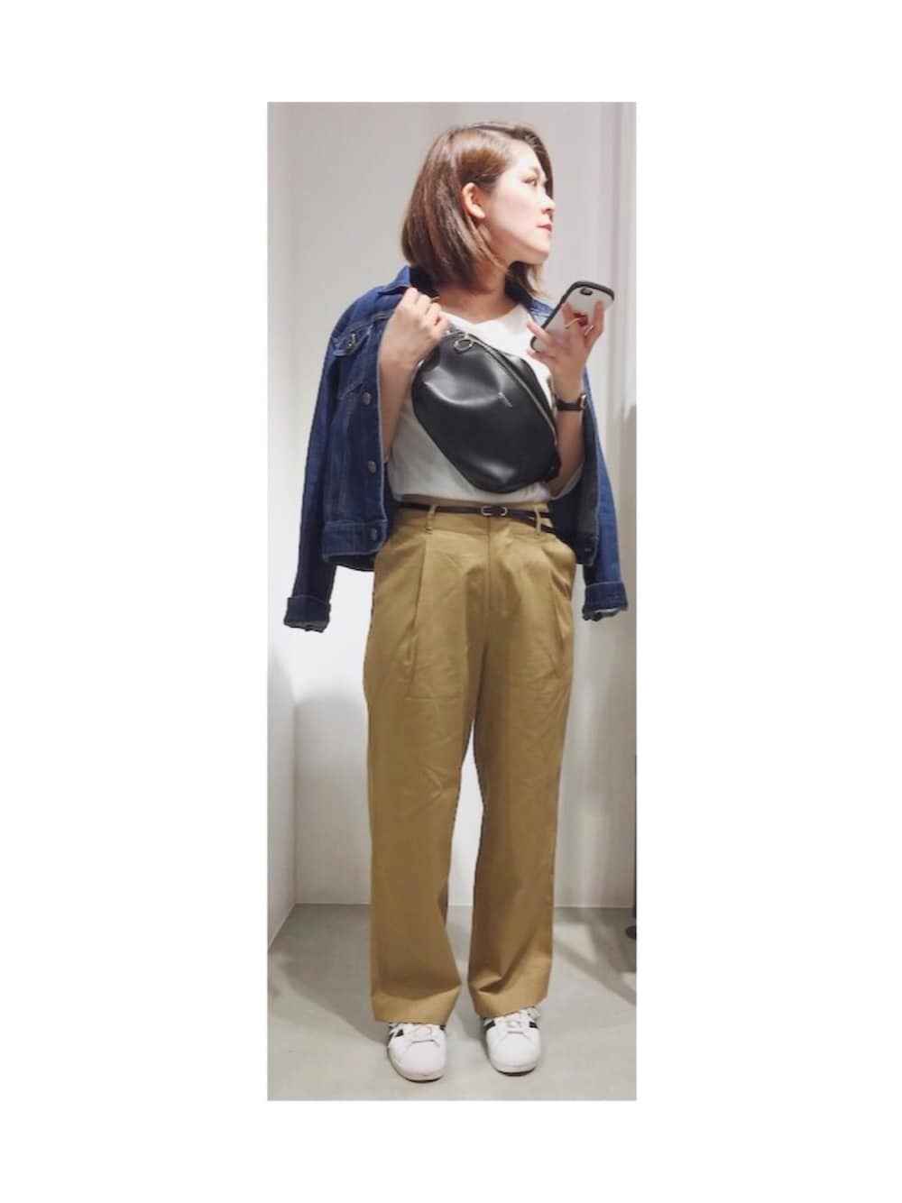 ベージュ系のチノパンツ、ホワイト系のTシャツ/カットソー、ブラック系のショルダーバッグを着用したレディースの春コーディネートの1枚目の写真