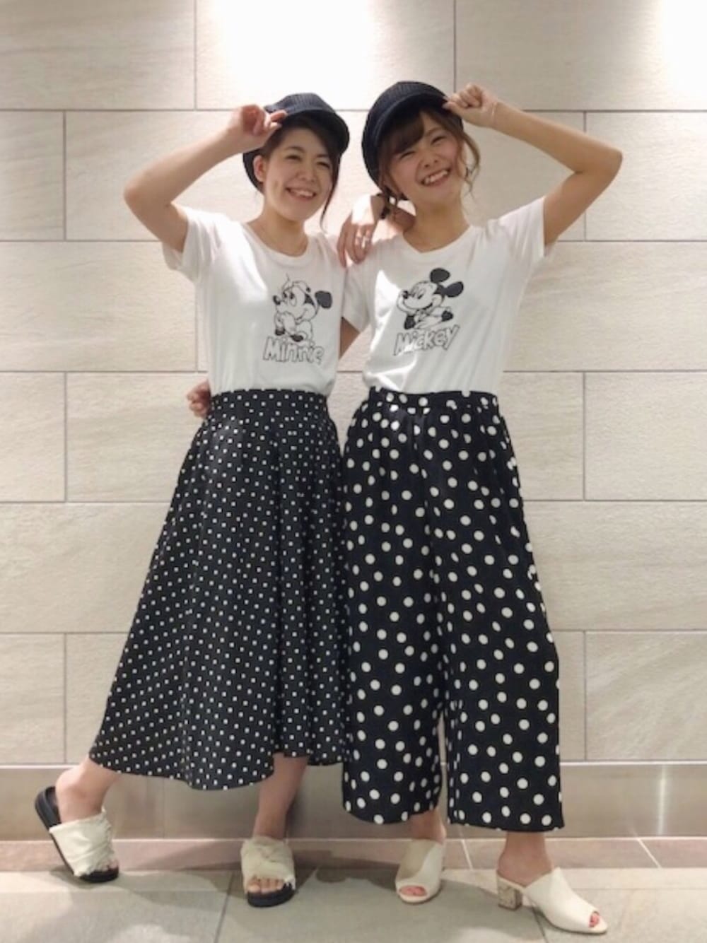 「AMERICAN HOLIC、アメホリ、プチプラコーデ、スカート、ワイドパンツ、お揃いコーデ、ディズニーTシャツ、ディズニーコーデ」｜「AMERICAN HOLICのアイテム（Tシャツ/カットソー、ホワイト系）」を使った、Misato.Sさん（レディース・163cm）の春コーディネートの1枚目の写真