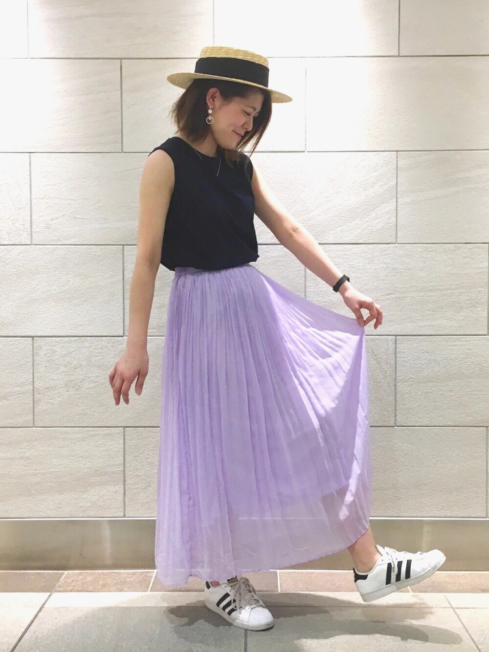 「AMERICAN HOLIC、アメホリ、プチプラコーデ、スニーカー、スカート、パープルコーデ、夏コーデ」｜「AMERICAN HOLICの・ノースリーブプルオーバー（Tシャツ/カットソー、ブルー系）」を使った、Misato.Sさん（レディース・163cm）の春コーディネートの1枚目の写真