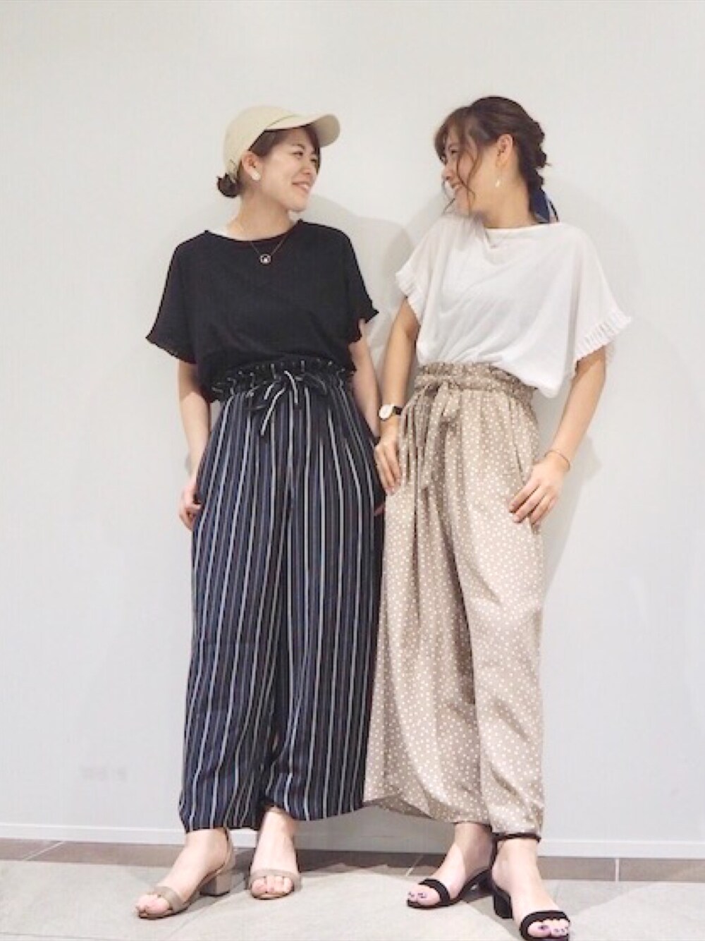 ベージュ系のその他パンツ、その他のその他パンツ、ブラック系のTシャツ/カットソーを着用したレディースの夏コーディネートの1枚目の写真