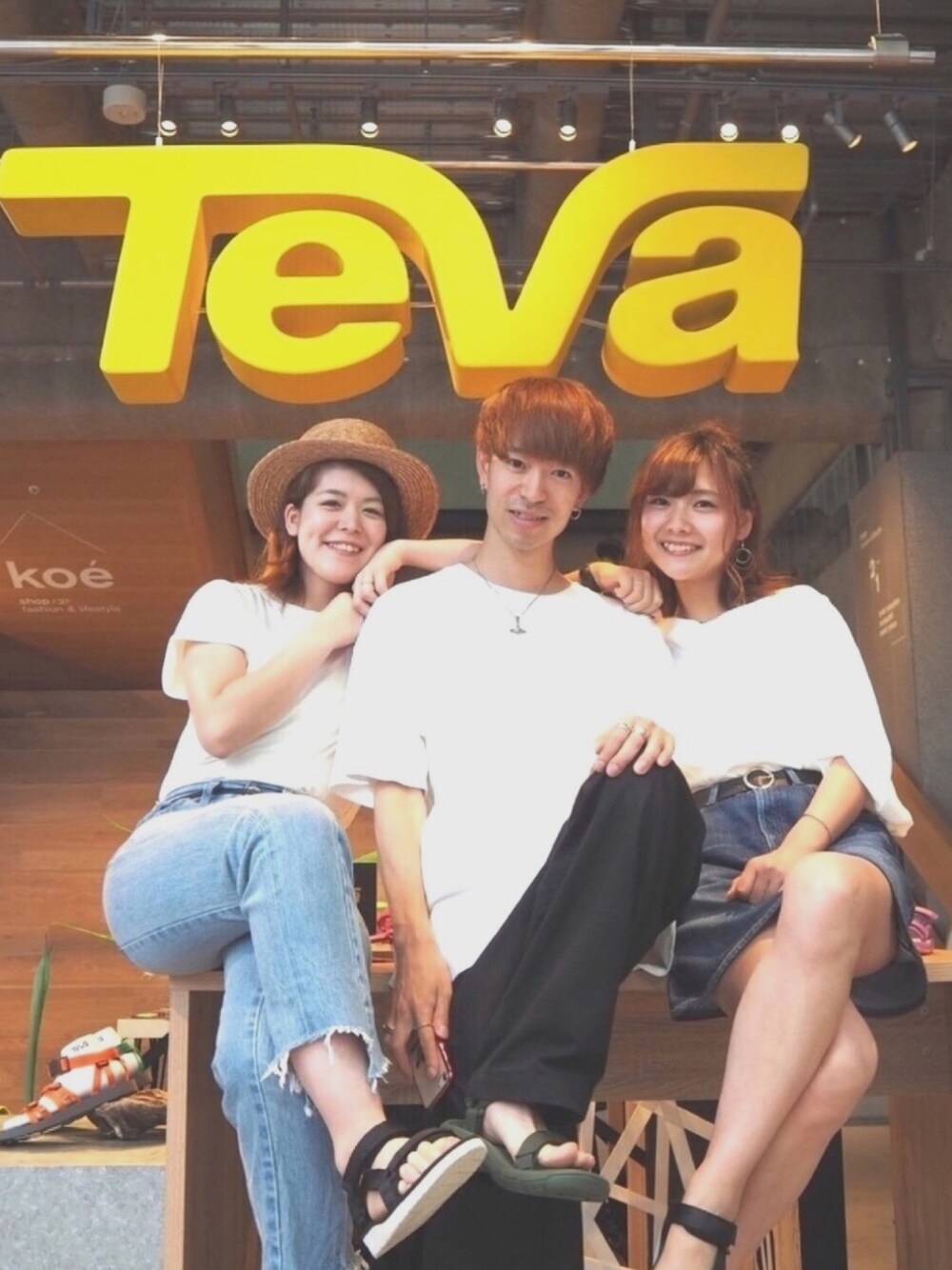 ホワイト系のTシャツ/カットソー、ブルー系のデニムパンツ、ホワイト系のTシャツ/カットソーを着用したレディースの夏コーディネートの1枚目の写真