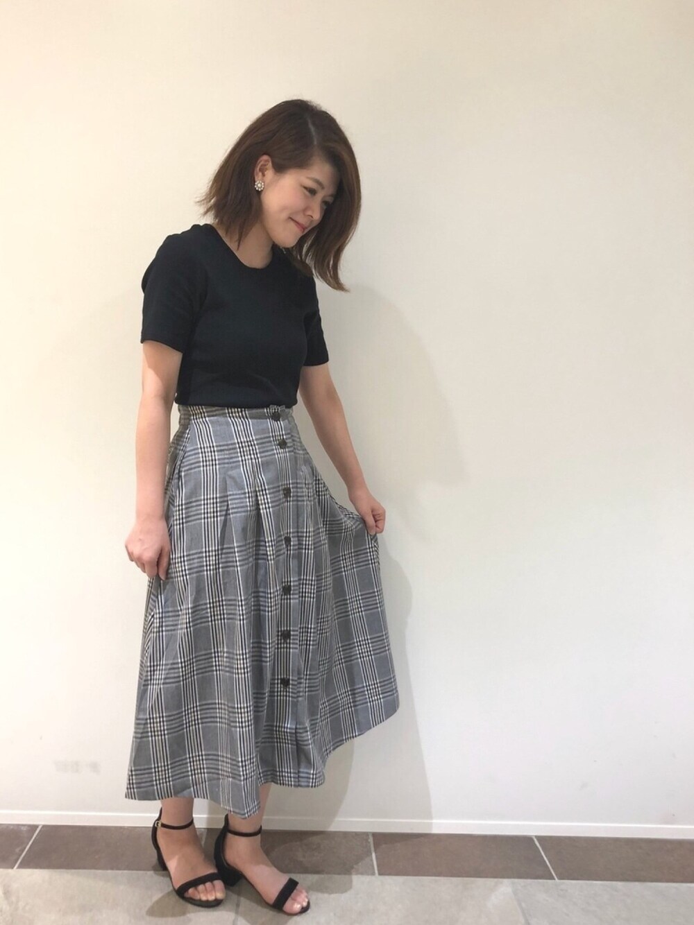 「AMERICAN HOLIC、アメホリ、夏コーデ、楽チンコーデ、プチプラコーデ、プチプラ、チェックスカート、サンダル、黒Tシャツ」｜「AMERICAN HOLICの・太ヒールサンダル（サンダル、ブラック系）」を使った、Misato.Sさん（レディース・163cm）の夏コーディネートの1枚目の写真