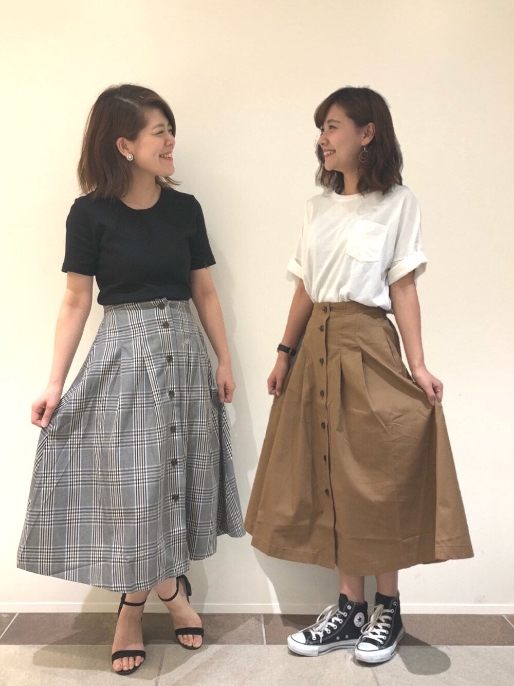 ブラック系のトップス、ホワイト系のスカート、ホワイト系のTシャツ/カットソーを着用したレディースの夏コーディネートの1枚目の写真