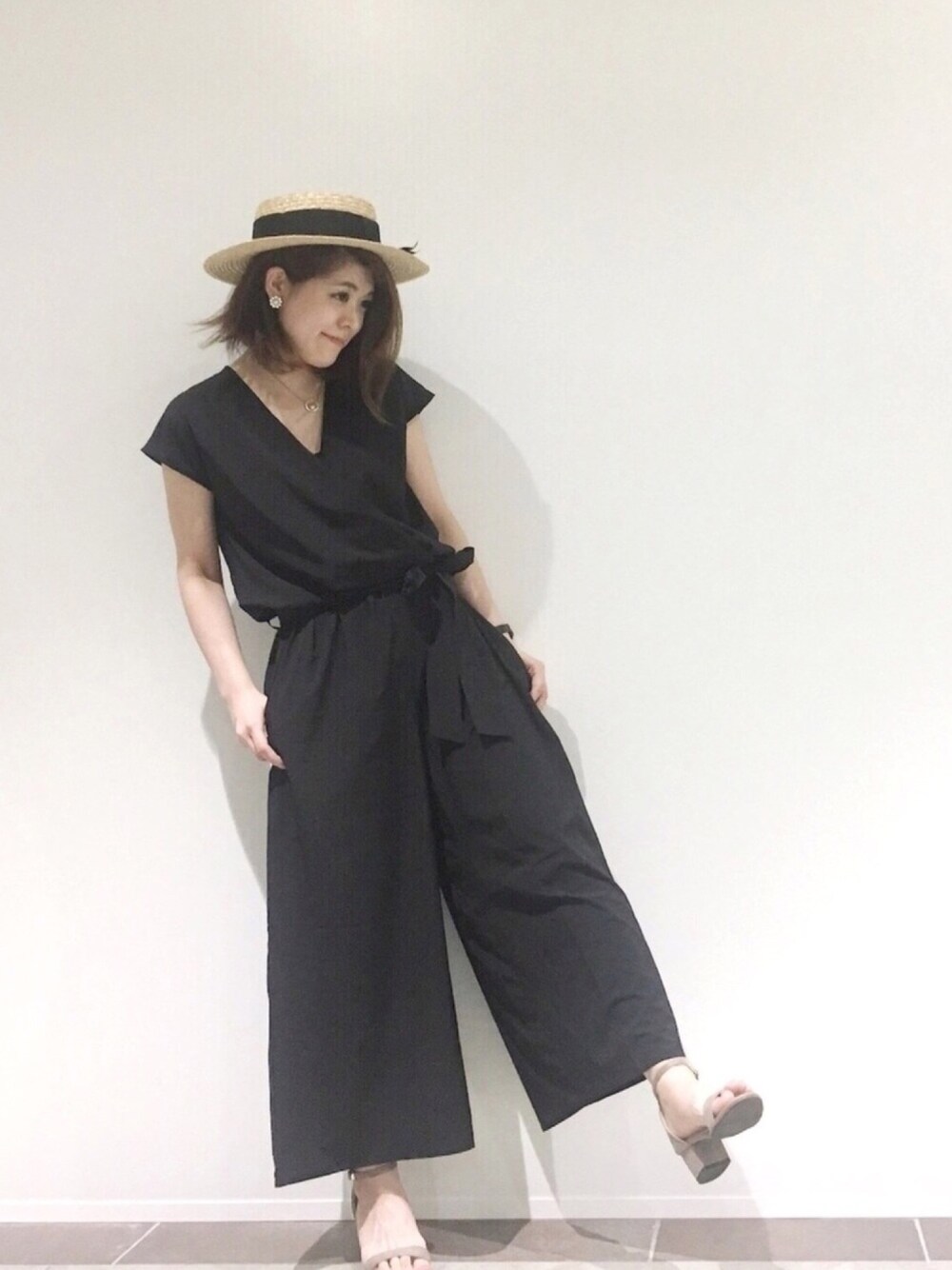 ブラック系のサロペット/オーバーオール、ベージュ系のサンダル、その他のイヤリングを着用したレディースの夏コーディネートの1枚目の写真