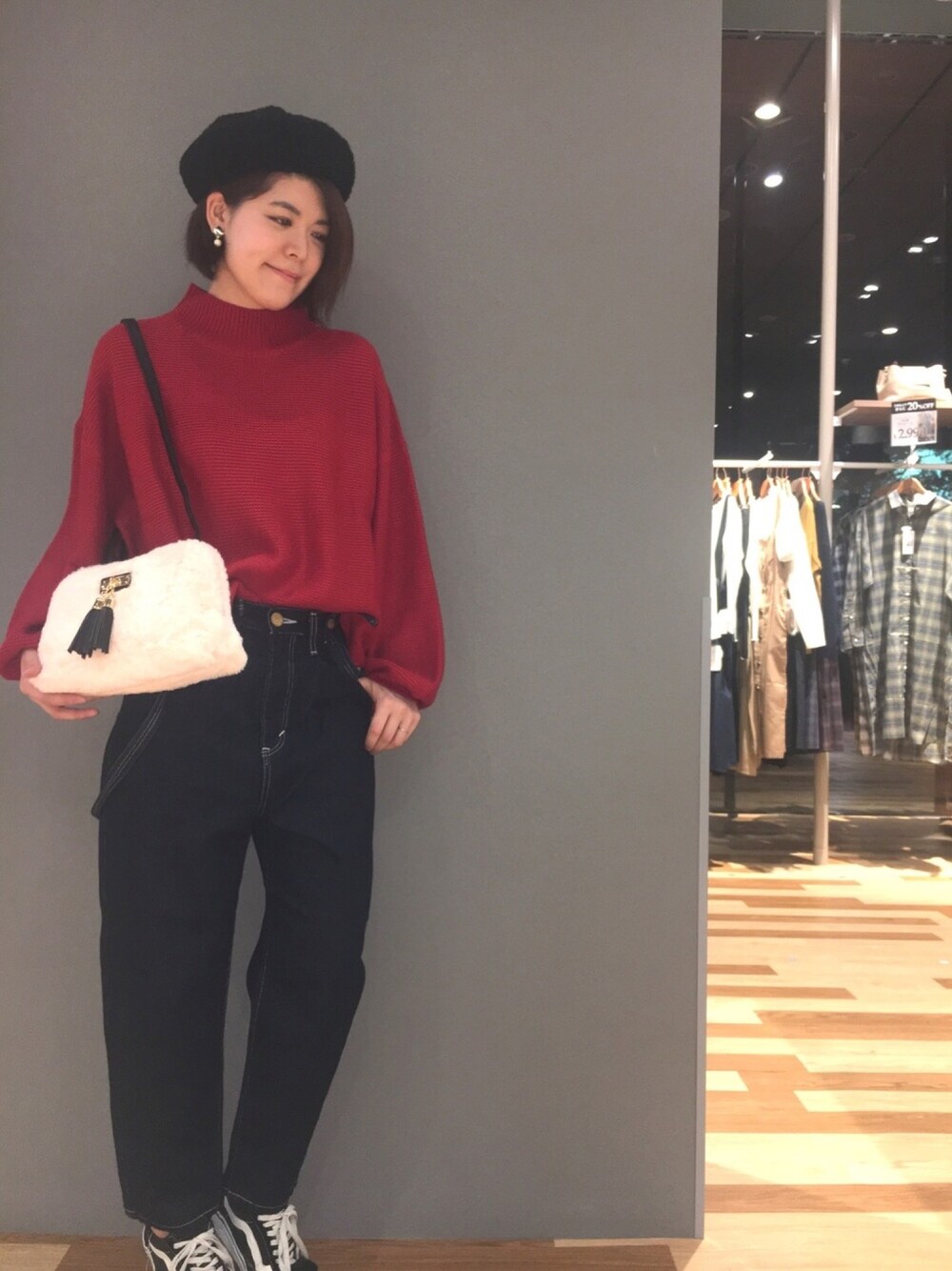 ホワイト系のショルダーバッグ、ブルー系のその他パンツ、レッド系のニット/セーターを着用したレディースの秋コーディネートの1枚目の写真