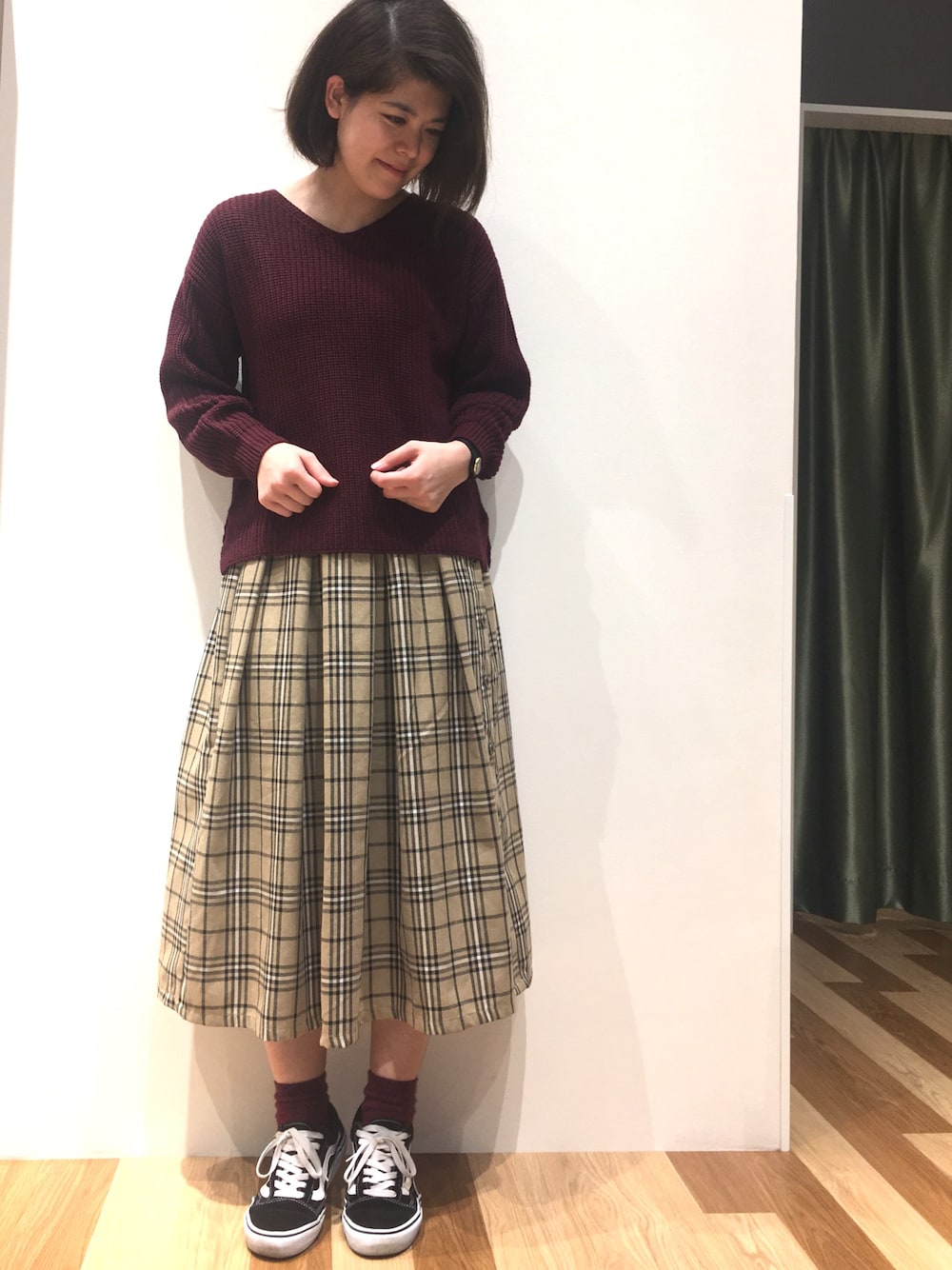 レッド系のニット/セーター、ベージュ系のスカート、その他のその他を着用したレディースの冬コーディネートの1枚目の写真