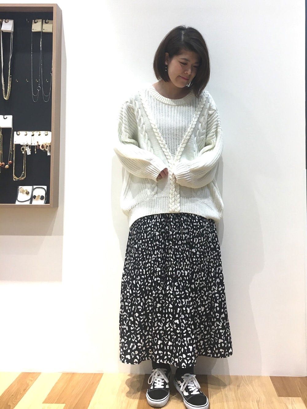 ホワイト系のニット/セーター、ブラック系のスカート、その他のその他を着用したレディースの冬コーディネートの1枚目の写真