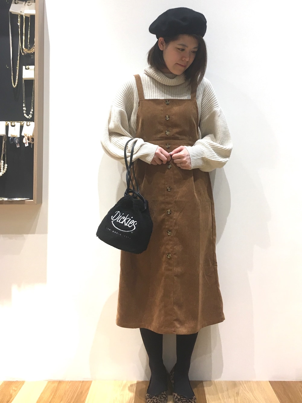 「ラクチンコーデ、ゆるコーデ、巾着バッグ、コーデュロイ、タートルネック、タートルネックニット、レオパード、冬コーデ、ootd、キャメル」｜「Green　Parksの・RAYCASSINタートルドルマンニットプルオーバー（ニット/セーター、ホワイト系）」を使った、Misato.Sさん（レディース・163cm）の冬コーディネートの1枚目の写真