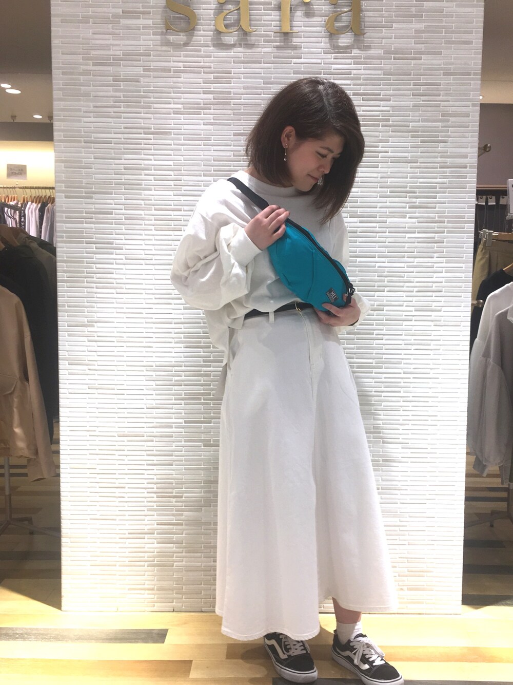 「スタッフセンバツ、オールホワイト、ラクチンコーデ、ウエストポーチ、earth music&ecology、ホワイトデニム、ロングスカート、春コーデ、ootd、VANS」｜「earth music&ecologyのすきな丈ふわそでBIG T(ショート)（Tシャツ/カットソー、ホワイト系）」を使った、Misato.Sさん（レディース・163cm）の春コーディネートの1枚目の写真