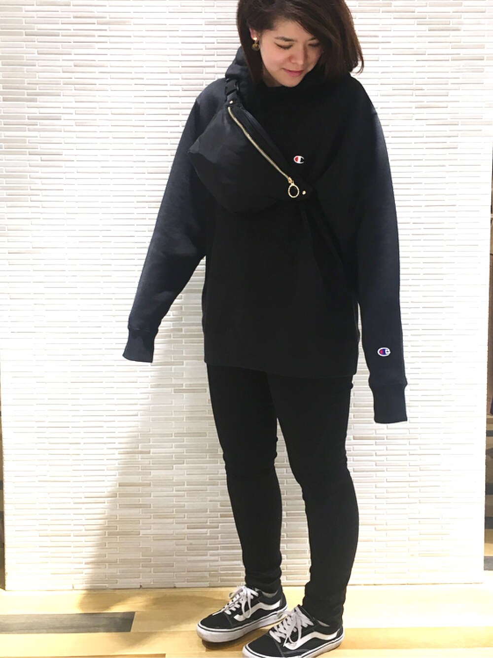 ブラック系のパーカー、ブラック系のその他パンツ、ブラック系のボディバッグ/ウエストポーチを着用したレディースの春コーディネートの1枚目の写真