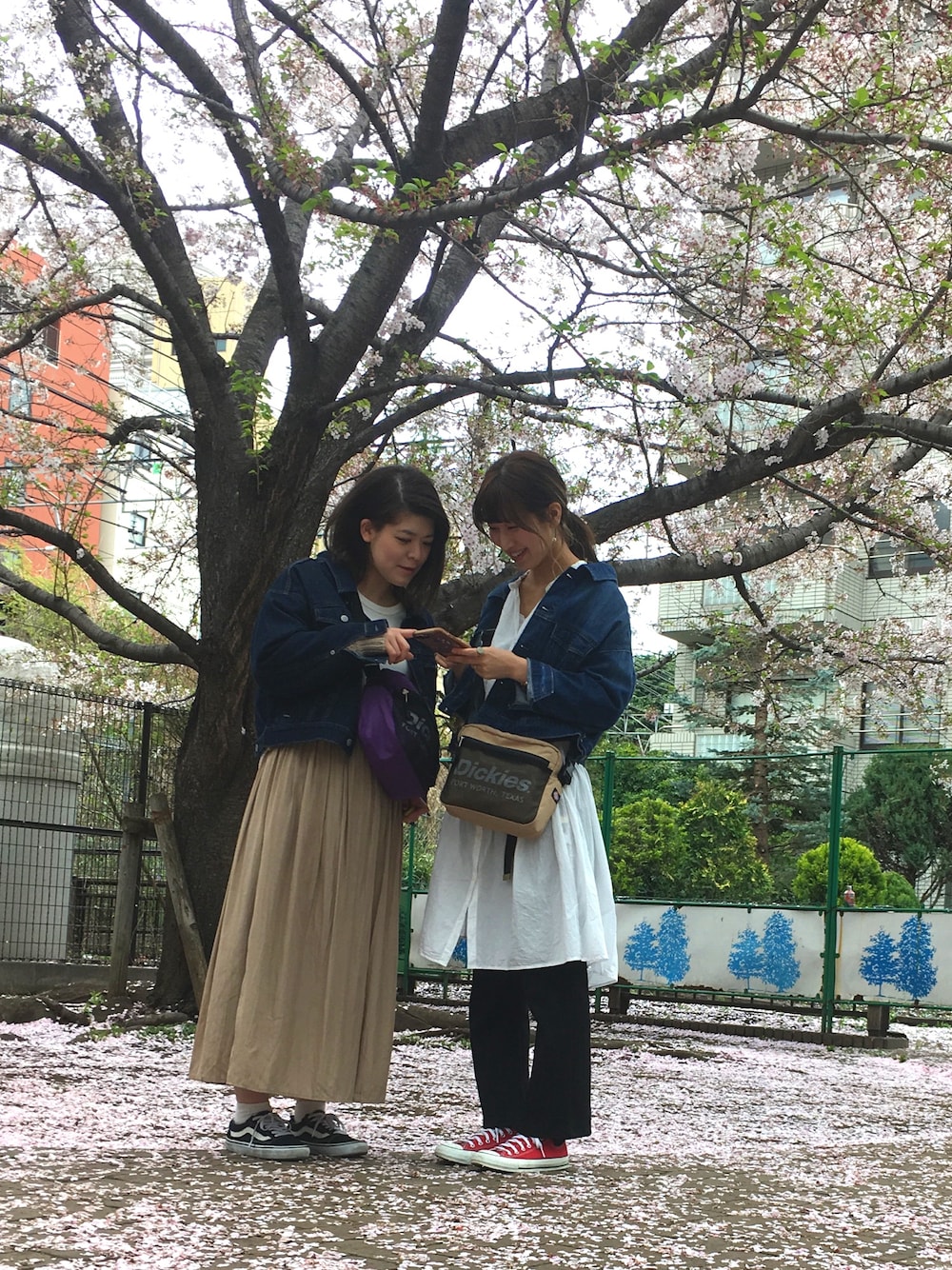 ブルー系のデニムジャケット、ホワイト系のTシャツ/カットソー、パープル系のショルダーバッグを着用したレディースの春コーディネートの1枚目の写真