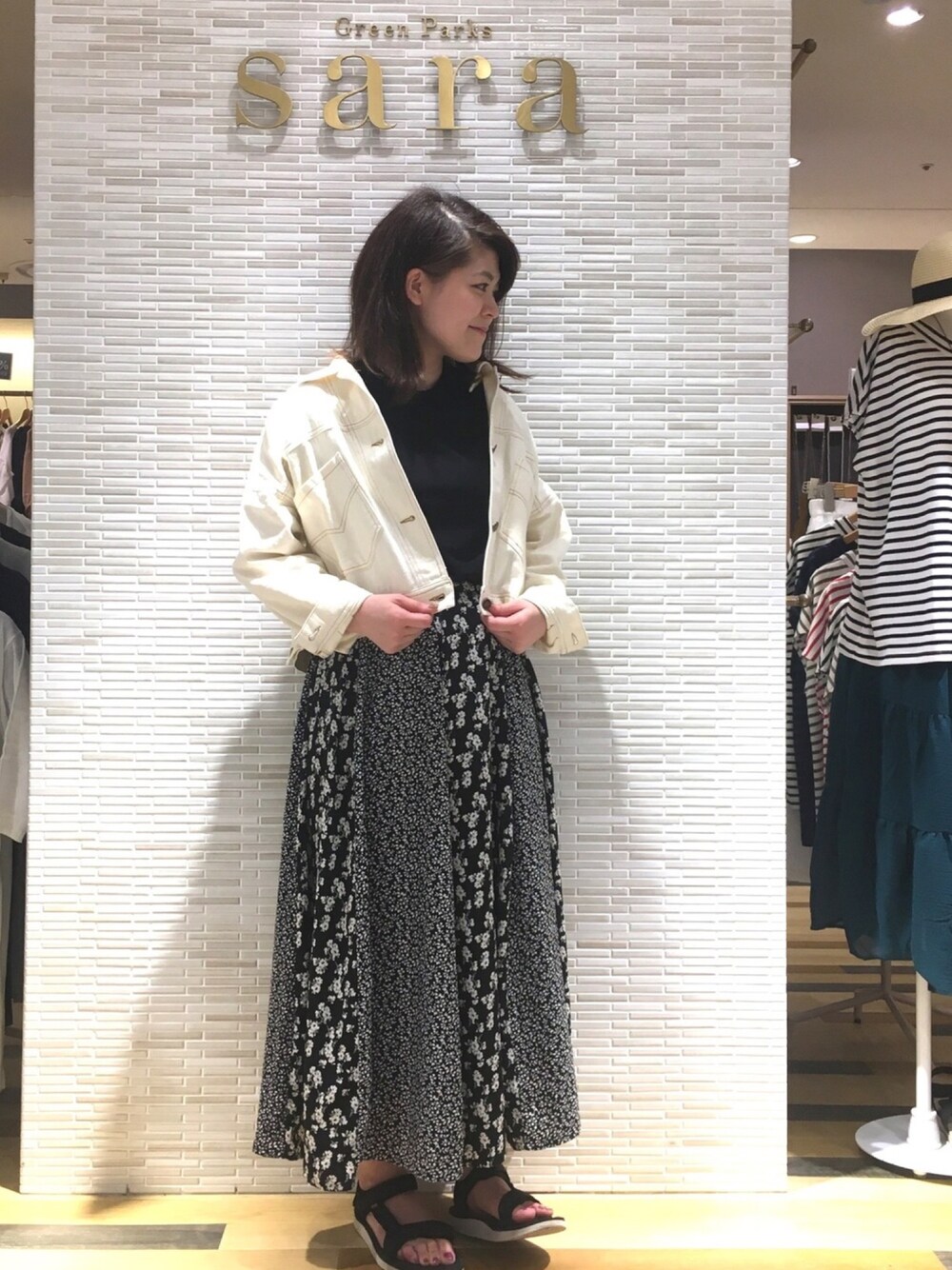 「カジュアルコーデ、ロングスカート、ホワイト、スポサン、黒Tシャツ、Gジャン、chocomee、teva、ootd、雨の日コーデ」｜「Green　Parksの・USAコットンフレンチスリーブTシャツ（Tシャツ/カットソー、ブラック系）」を使った、Misato.Sさん（レディース・163cm）の夏コーディネートの1枚目の写真