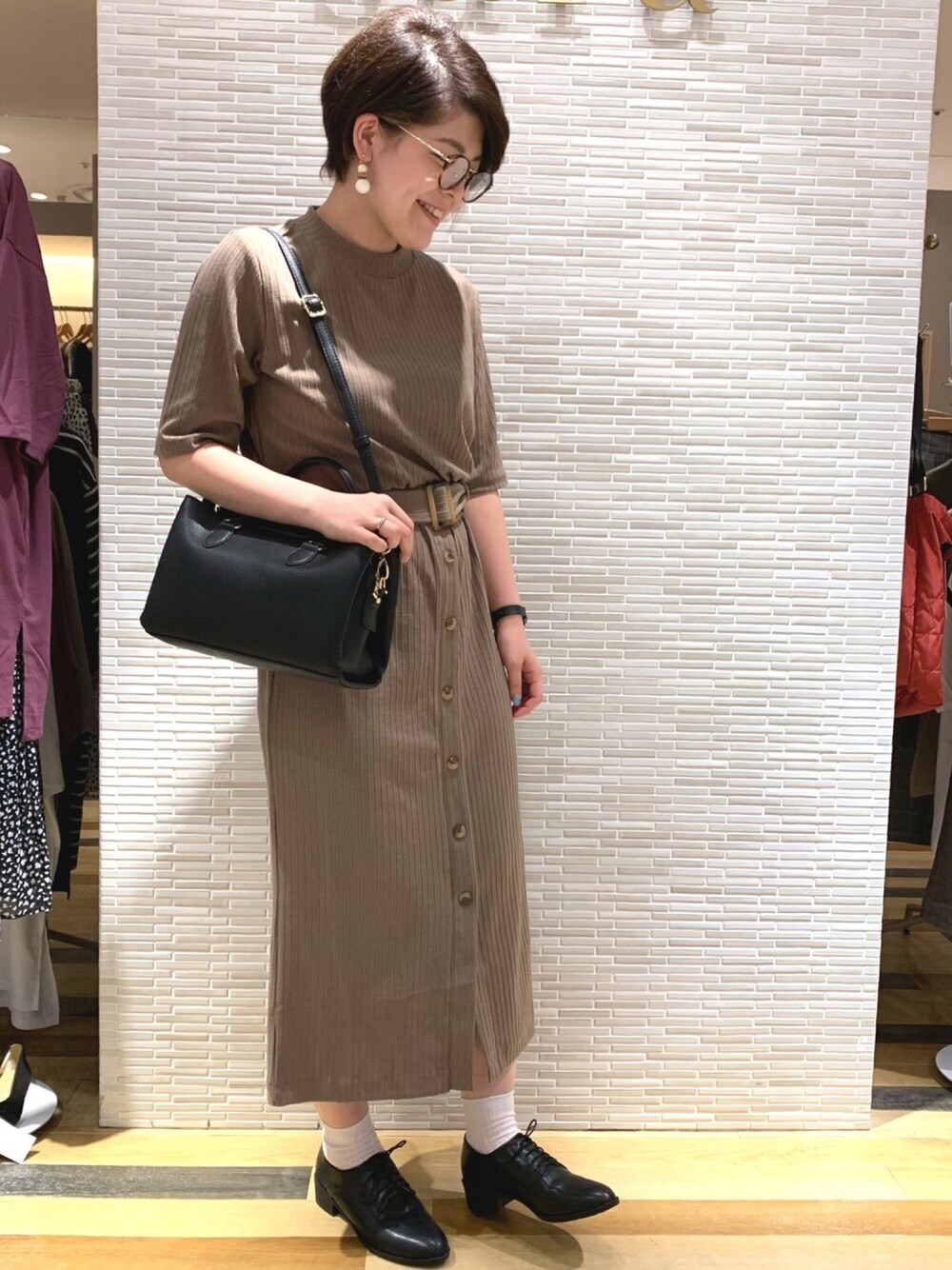 「シンプル、カジュアル、ラフ、秋のコーデ、ショルダーバッグ、ワンピース、めがね、ootd、革靴、秋コーデ」｜「Green　Parksの・SUGAR SPOON リブアイラインワンピース（ワンピース、ブラウン系）」を使った、Misato.Sさん（レディース・163cm）の夏コーディネートの1枚目の写真