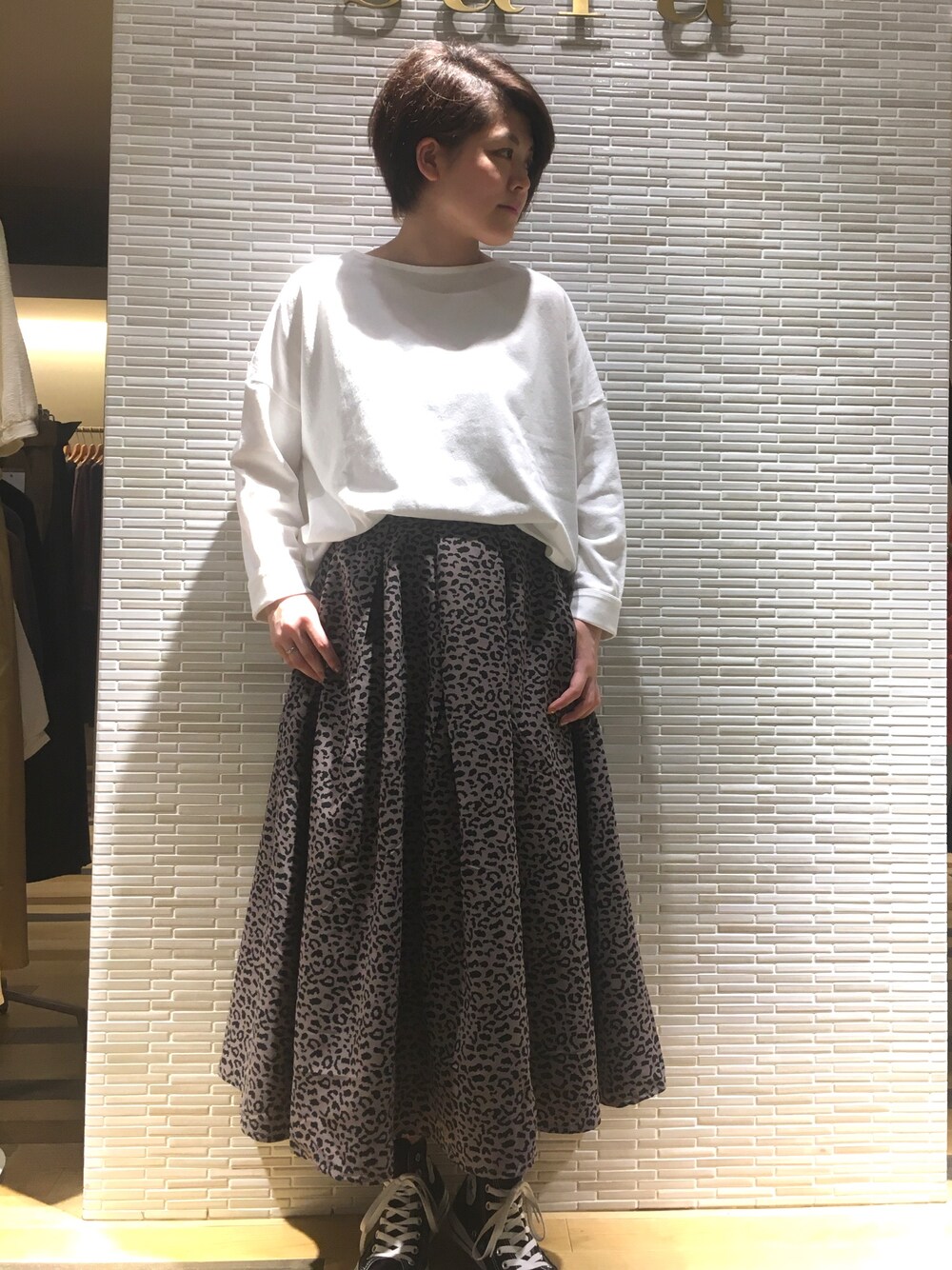 「秋のコーデ、秋服、カジュアル、スニーカーコーデ、アニマル柄、コンバース、白、レオパード、ロングスカート、ootd」｜「Green　Parksのドロップショルダー無地プルオーバー（Tシャツ/カットソー、ホワイト系）」を使った、Misato.Sさん（レディース・163cm）の夏コーディネートの1枚目の写真