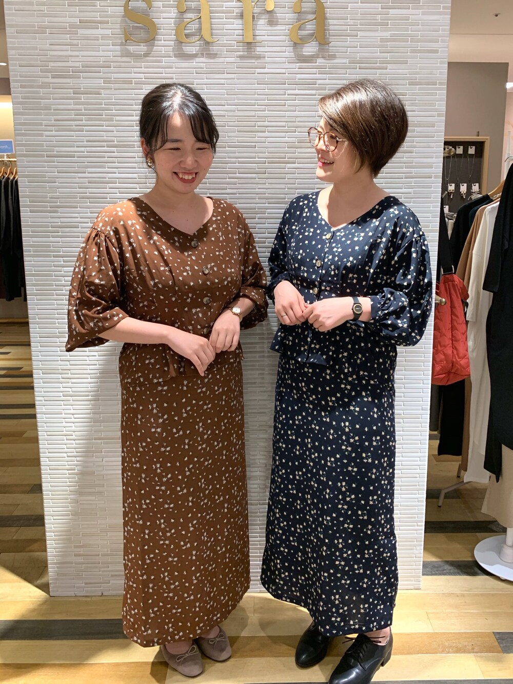 「秋コーデ、スタッフセンバツ、ブラウンコーデ、花柄、セットアップ、おそろいコーデ、大人カジュアル、バレエシューズ、めがね、ootd」｜「Green　Parksの・SUGAR SPOON SET2点花柄ブラウス×スカート（ワンピース、ブラウン系）」を使った、Misato.Sさん（レディース・163cm）の秋コーディネートの1枚目の写真