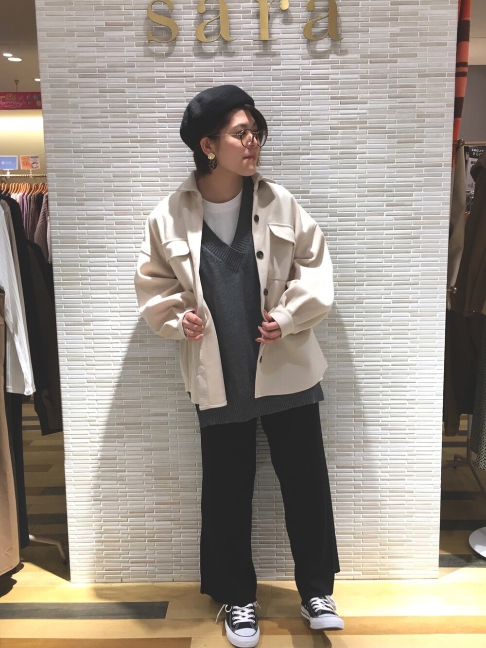 グレー系のニット/セーター、ブラック系のその他パンツ、ブラック系のスニーカーを着用したレディースの秋コーディネートの1枚目の写真