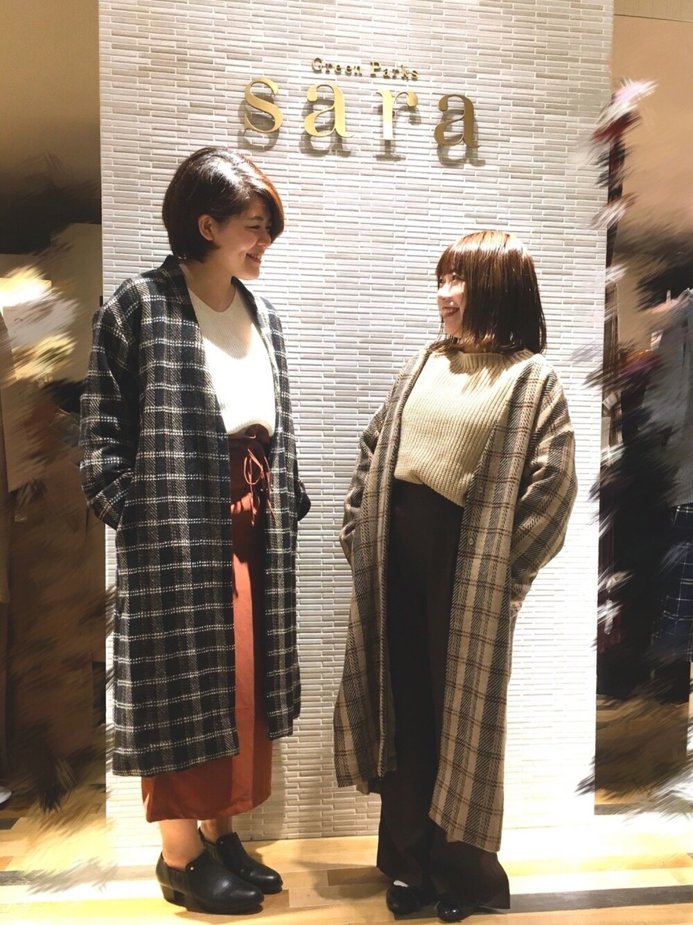 ブラック系のその他アウター、ベージュ系のその他アウター、ホワイト系のニット/セーターを着用したレディースの秋コーディネートの1枚目の写真