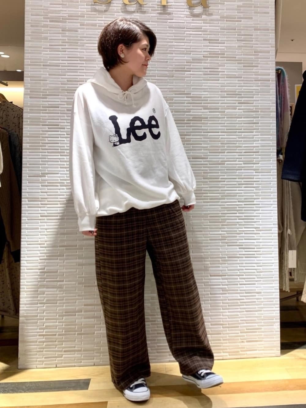 「チェック、スニーカー、パーカー、converse、LEE、earth music&ecology、ootd、カジュアルコーデ、ラクチンコーデ、秋コーデ」｜「LeeのHelloKitty×Lee×earthパーカー（パーカー、ホワイト系）」を使った、Misato.Sさん（レディース・163cm）の秋コーディネートの1枚目の写真
