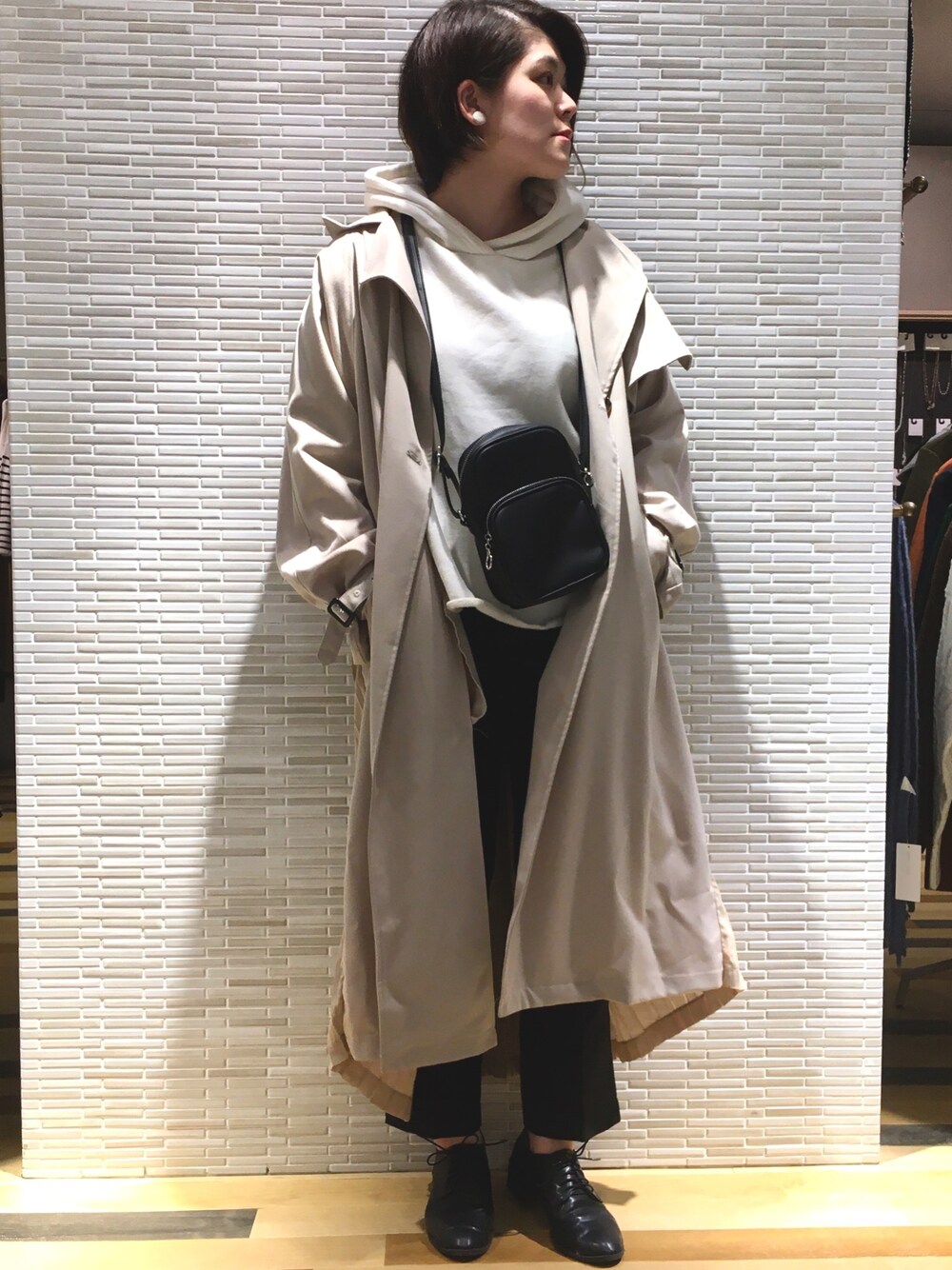 「シンプル、パーカー、ハイウエスト、オーバーサイズ、大人カジュアル、パンツスタイル、ootd、シンプルコーデ、titivate、秋コーデ」｜「Green　Parksの両面起毛パーカー（パーカー、ホワイト系）」を使った、Misato.Sさん（レディース・163cm）の秋コーディネートの1枚目の写真