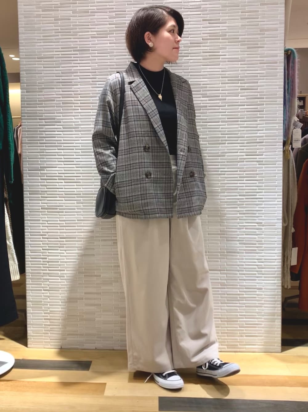 「チェック、スニーカー、ジャケット、コーデュロイ、converse、コーデュロイパンツ、メンズライク、ootd、ゴールドアクセ、秋コーデ」｜「Green　Parksの・ELENCARE DUE チェックダブルジャケット（ブルゾン、グレー系）」を使った、Misato.Sさん（レディース・163cm）の秋コーディネートの1枚目の写真