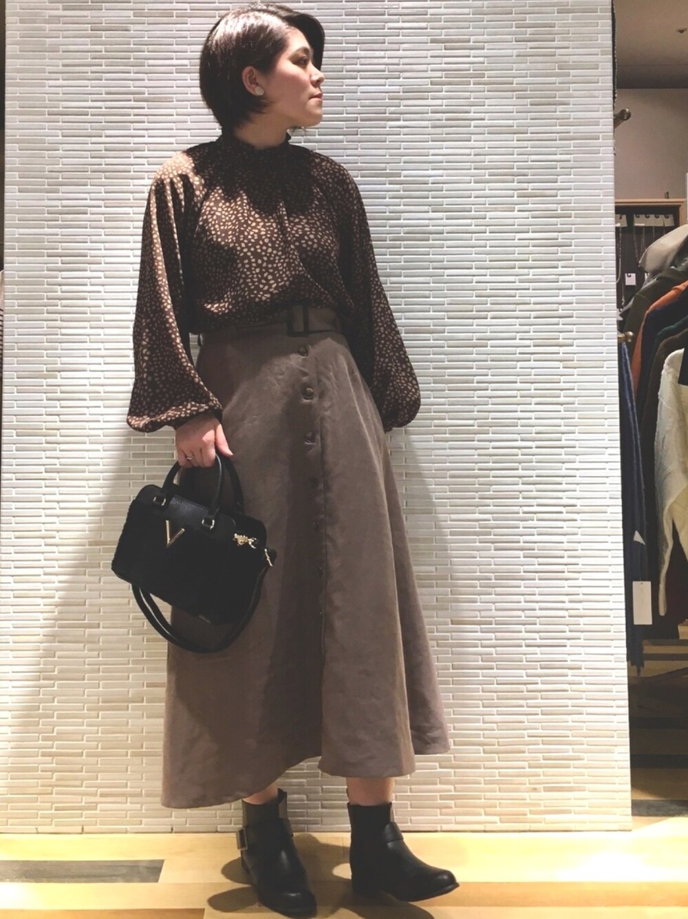 「スカート、ブーツ、ブラウン、ootd、カジュアルコーデ、ダルメシアン柄、ブラウンコーデ、インスタイル、秋コーデ、秋冬コーデ」｜「Sugar spoonの・SUGAR SPOON ダルメシアンスタンドブラウス（シャツ/ブラウス、ブラウン系）」を使った、Misato.Sさん（レディース・163cm）の秋コーディネートの1枚目の写真