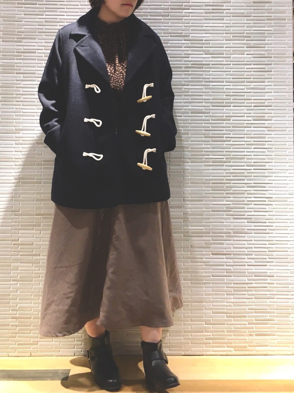 「コート、アウター、フレアスカート、ブーツ、カジュアル、ダッフルコート、冬コーデ、大人カジュアル、ootd、ダルメシアン柄」｜「Sugar spoonの・SUGAR SPOON ダルメシアンスタンドブラウス（シャツ/ブラウス、ブラウン系）」を使った、Misato.Sさん（レディース・163cm）の秋コーディネートの1枚目の写真