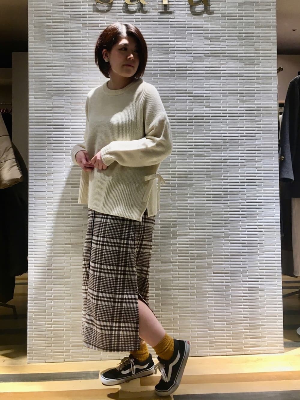「チェック、カジュアル、大人カジュアル、マスタード、白ニット、チェックスカート、ootd、シンプルコーデ、冬のコーデ、ニットコーデ」｜「Green　Parksのサイドリボンニットプルオーバー　＊（ニット/セーター、ホワイト系）」を使った、Misato.Sさん（レディース・163cm）の冬コーディネートの1枚目の写真