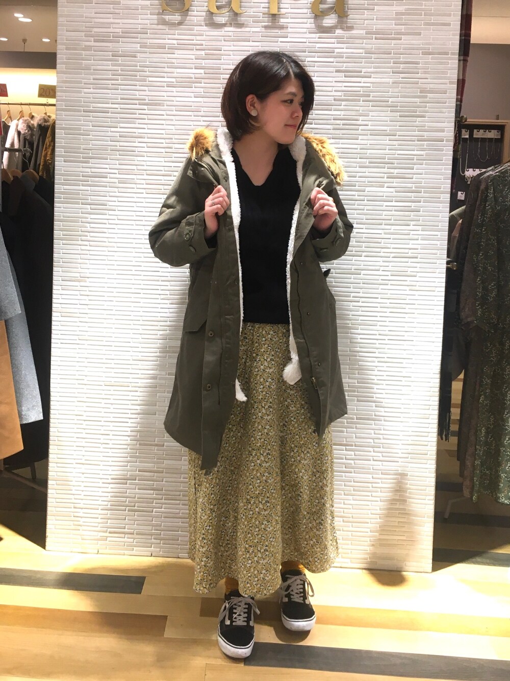 「ブラック、花柄、スニーカーコーデ、ロングスカート、ootd、花柄スカート、冬アウター、防寒コーデ、スタッフセンバツ、冬アウター着回しチャレンジ」｜「Green　Parksのモッズコート（モッズコート、グリーン系）」を使った、Misato.Sさん（レディース・163cm）の冬コーディネートの1枚目の写真