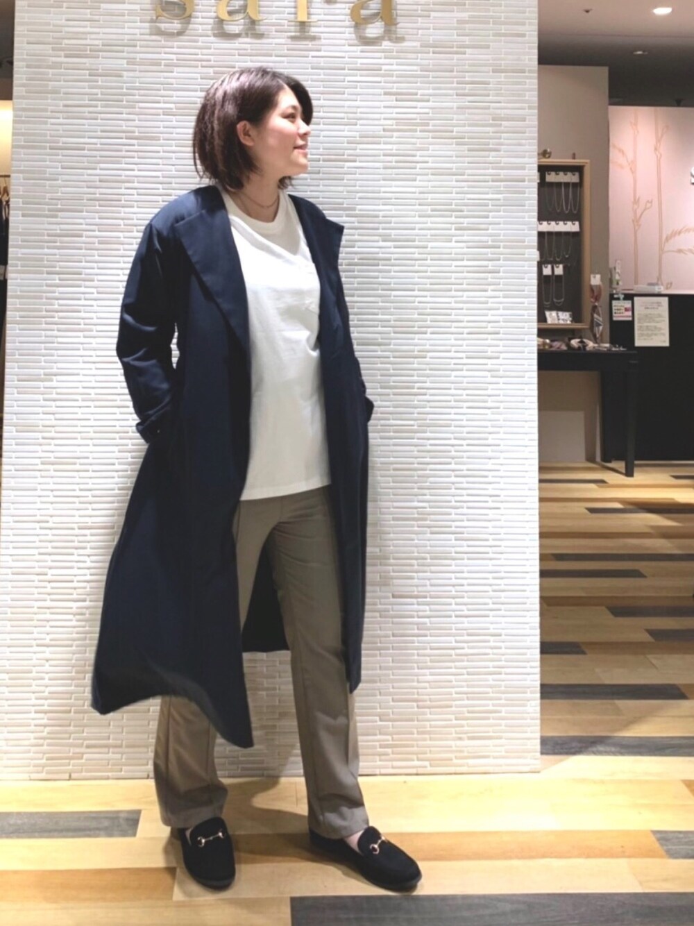 「カジュアル、ネイビー、ハイウエスト、ビットローファー、ootd、スプリングコート、春コーデ、センタープレス、白Tシャツ、オトナカジュアル」｜「Green　Parksの・SUGAR SPOON ラグランポケット付ロンT（Tシャツ/カットソー、ホワイト系）」を使った、Misato.Sさん（レディース・163cm）の春コーディネートの1枚目の写真