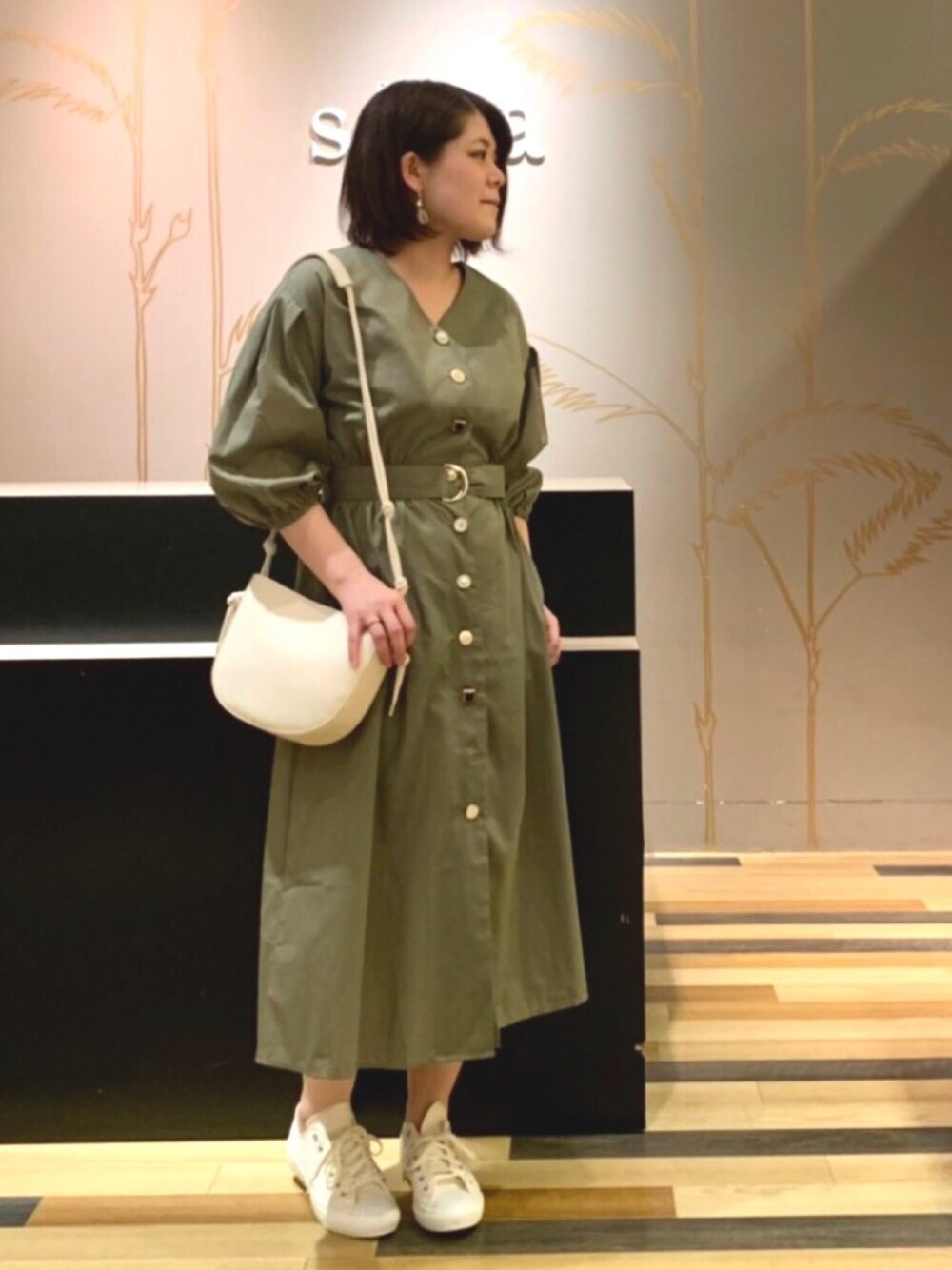 「スニーカー、春コーデ、コンバース、ワンピース、ワンピース×スニーカー、ショルダーバッグ、カーキ、白、シャツワンピ、ootd」｜「Green　Parksのクリア×フラワ-イヤリング（イヤリング、ベージュ系）」を使った、Misato.Sさん（レディース・163cm）の春コーディネートの1枚目の写真