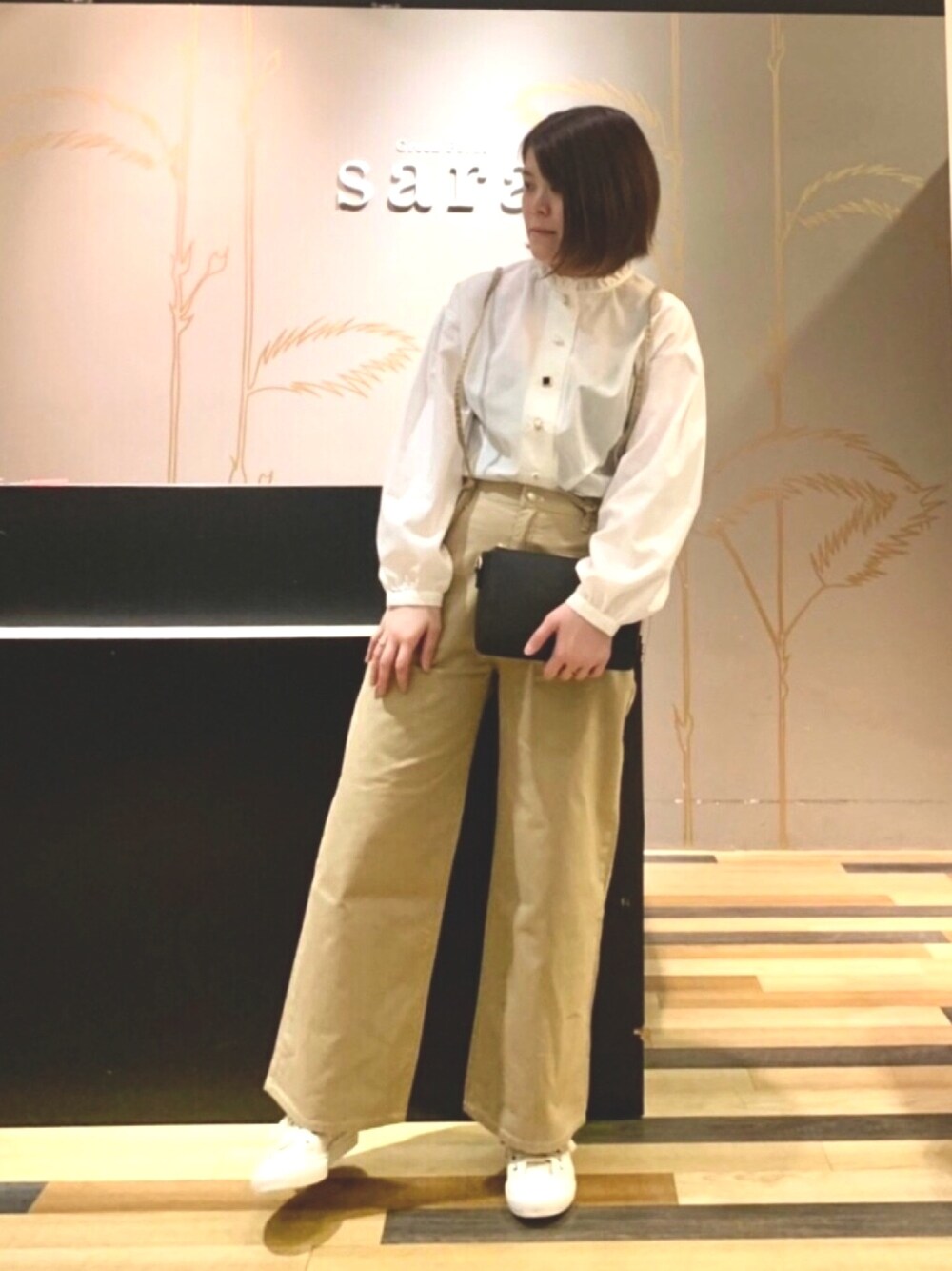 「スニーカー、コンバース、ブラウス、白、大人カジュアル、パンツスタイル、ootd、シンプルコーデ、ベージュコーデ、はるコーデ」｜「Green　Parksの・カードケース付きジップショルダー＊（ショルダーバッグ、ブラック系）」を使った、Misato.Sさん（レディース・163cm）の春コーディネートの1枚目の写真