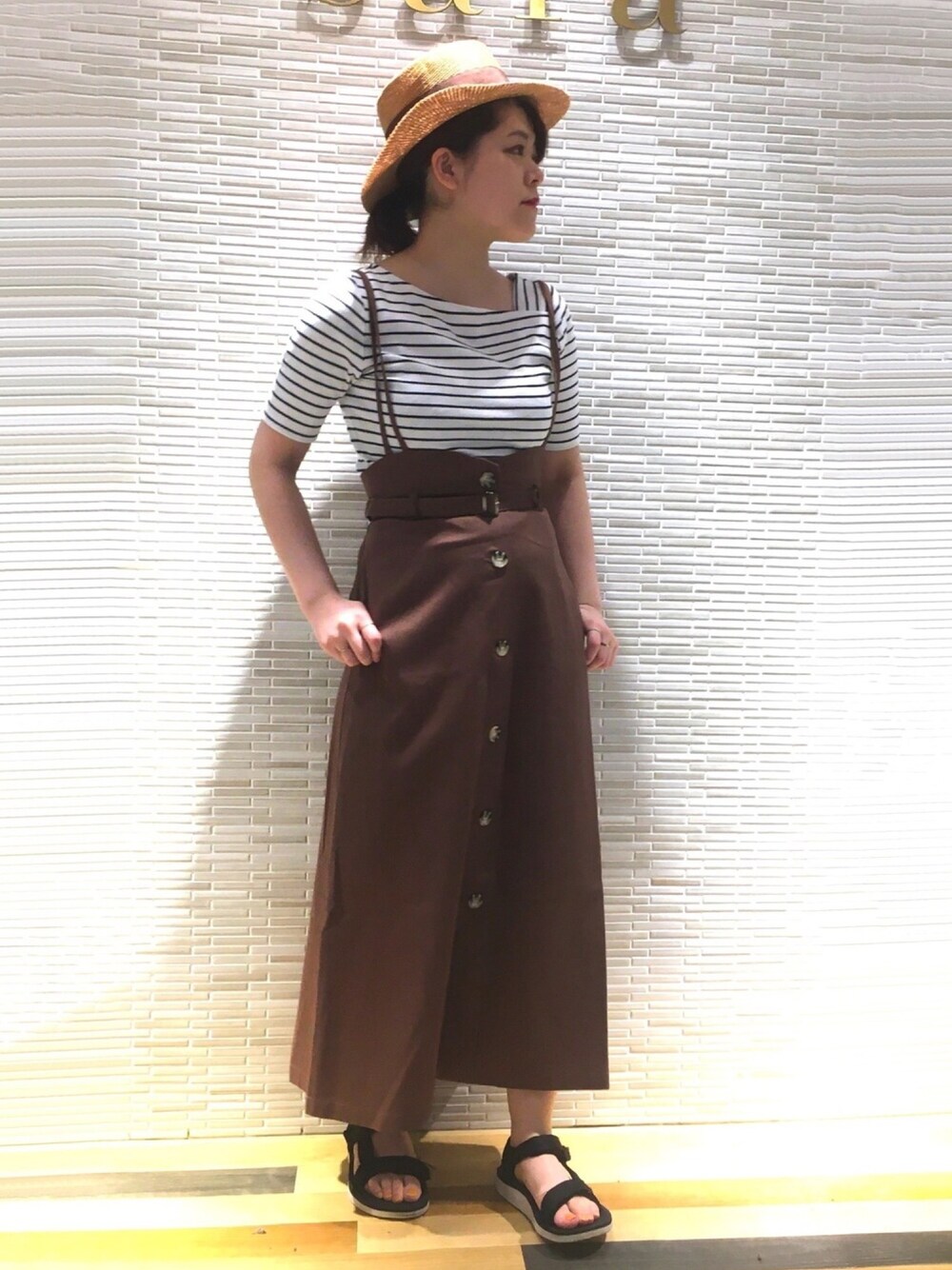 「ワンピース、ボーダー、夏、ブラウン、ジャンパースカート、プチプラ、ootd、プチプラコーデ、カンカン帽、teva」｜「Tevaのアイテム（サンダル、ブラック系）」を使った、Misato.Sさん（レディース・163cm）の夏コーディネートの1枚目の写真