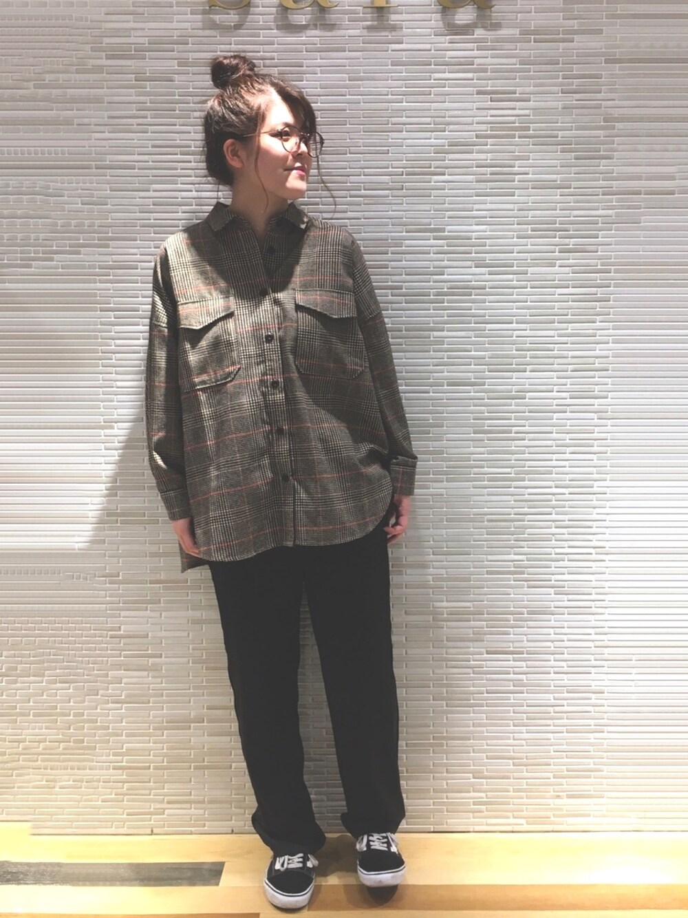 「スニーカー、ビッグシルエット、チェックシャツ、めがね、プチプラ、サテンパンツ、秋服、ラクチンコーデ、秋コーデ、スタッフセンバツ」｜「Green　Parksのビッグシャツ＊（シャツ/ブラウス、その他）」を使った、Misato.Sさん（レディース・163cm）の秋コーディネートの1枚目の写真