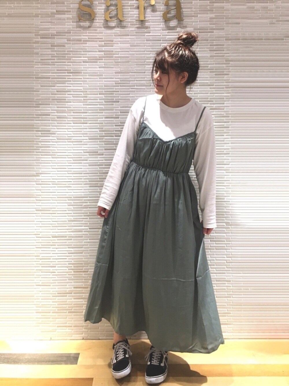「スニーカー、カジュアル、ロンT、ミントグリーン、ootd、キャミワンピ、サテン、秋コーデ、秋服準備はじめました、スタッフセンバツ」｜「Green　ParksのSET2点 ニットベスト+ロンT＊（ベスト、パープル系）」を使った、Misato.Sさん（レディース・163cm）の秋コーディネートの1枚目の写真