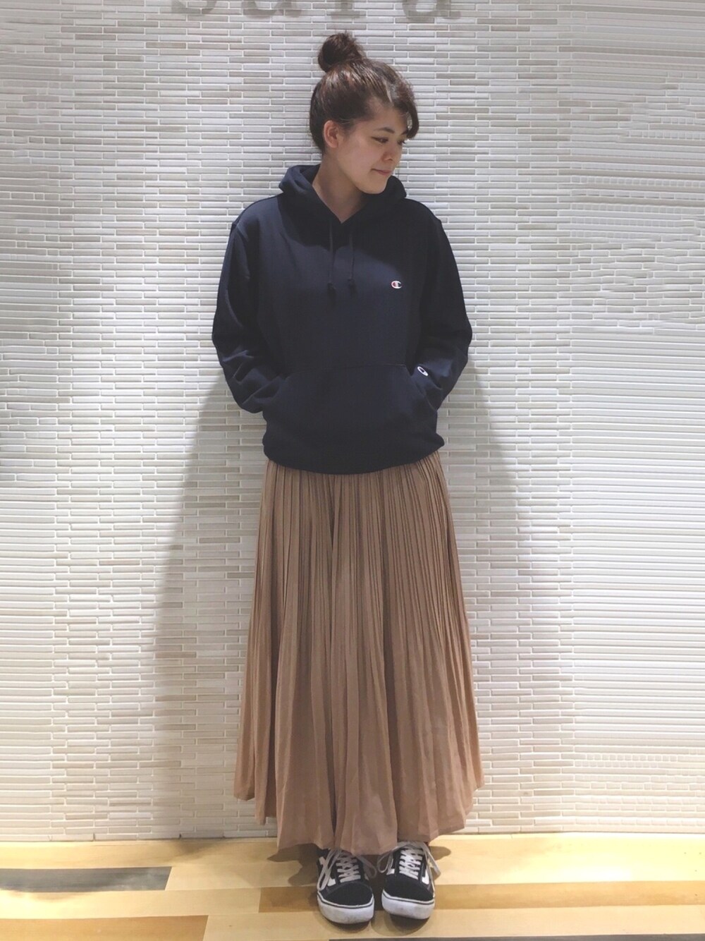「スニーカー、VANS、カジュアル、ベージュ、パーカー、ネイビー、Champion、秋コーデ、消しプリーツ、秋のマイ旬スタイル」｜「VANSのアイテム（スニーカー、ブラック系）」を使った、Misato.Sさん（レディース・163cm）の秋コーディネートの1枚目の写真